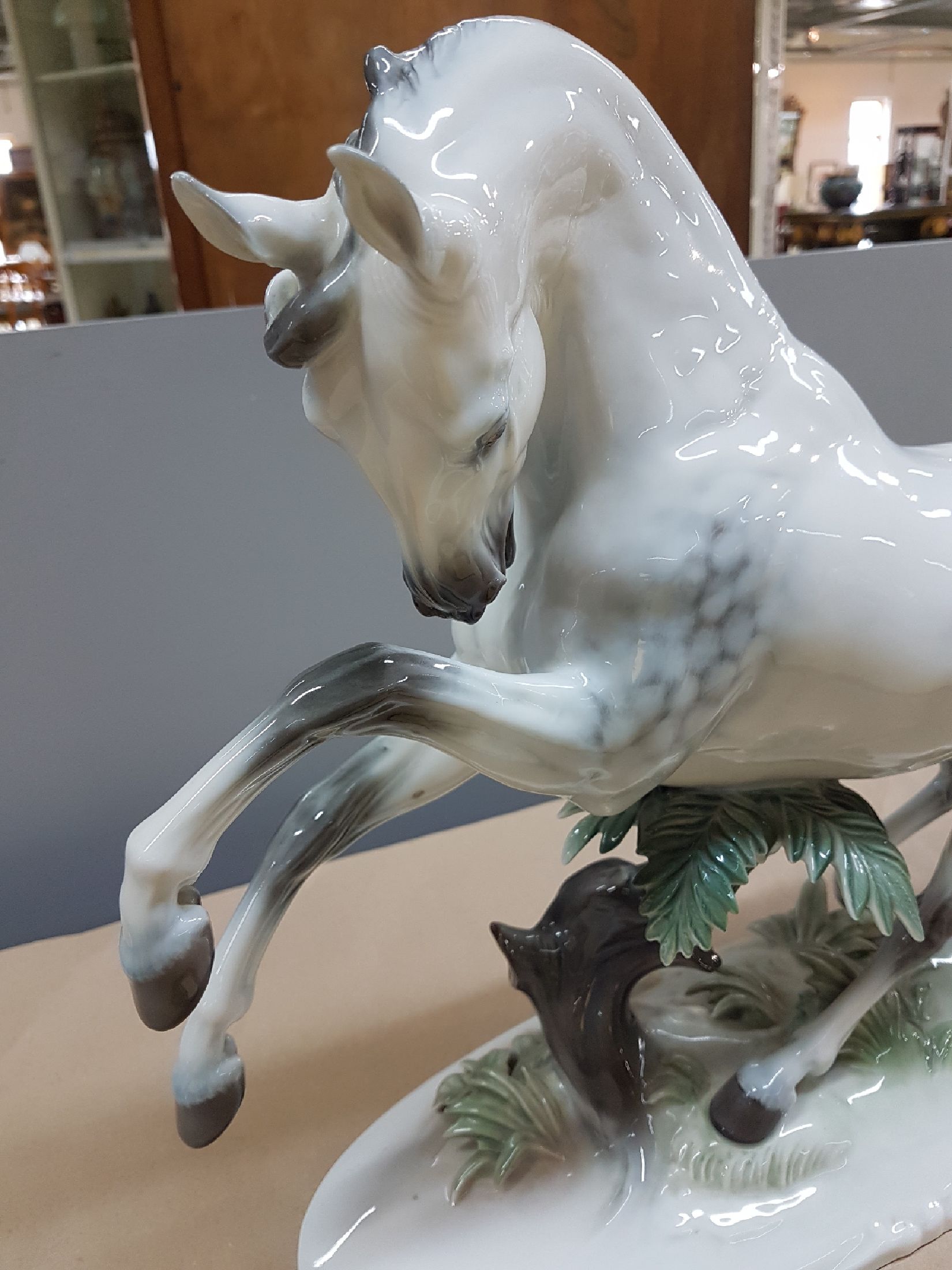 Detail c: Sehr große Pferdeskulptur, Rosenthal, nach 1957, "Übermut", Entwurf Theodor Kärner 1934, feine polychrome Bemalung, ovaler, leicht ...