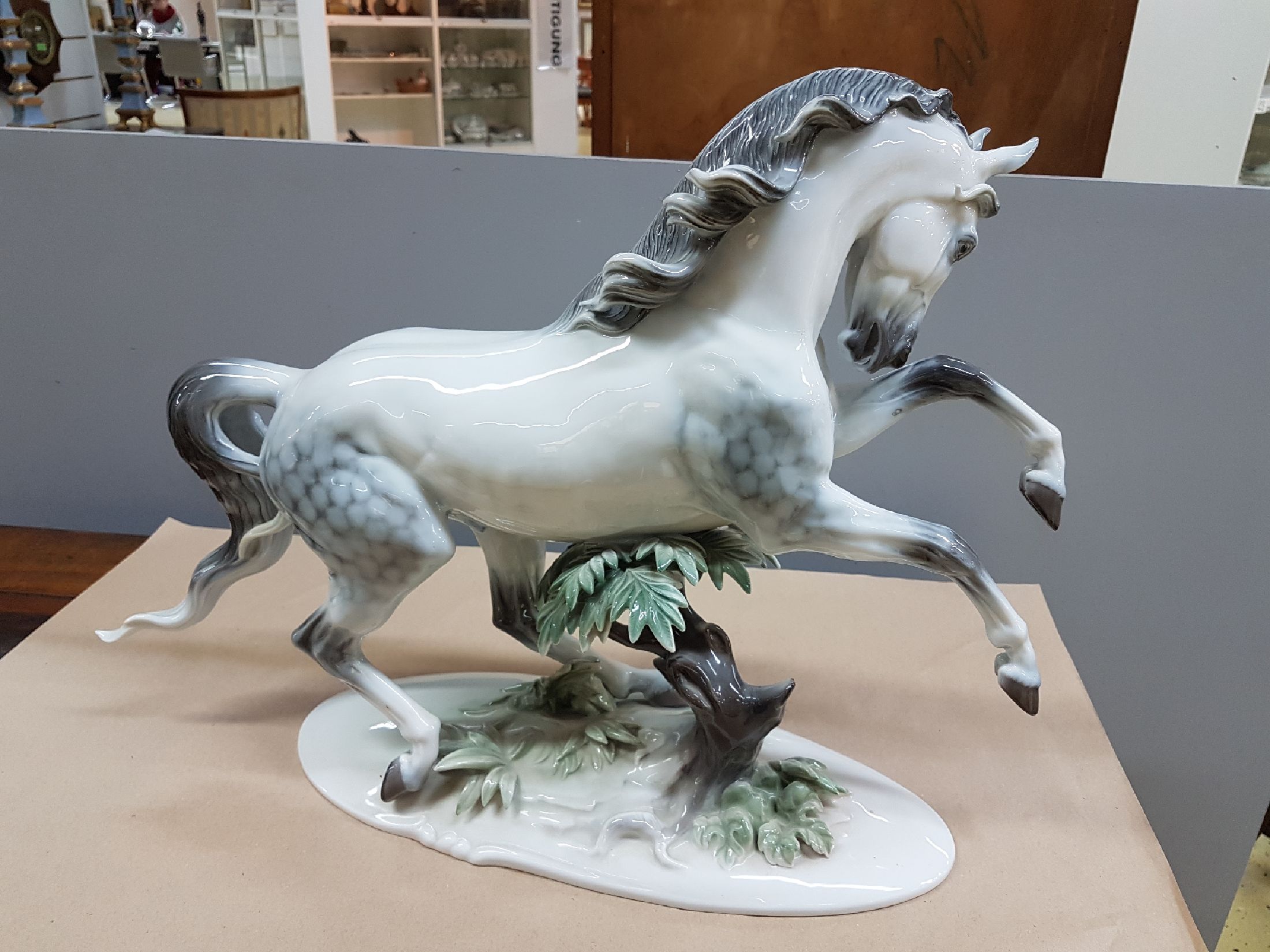 Detail d: Sehr große Pferdeskulptur, Rosenthal, nach 1957, "Übermut", Entwurf Theodor Kärner 1934, feine polychrome Bemalung, ovaler, leicht ...