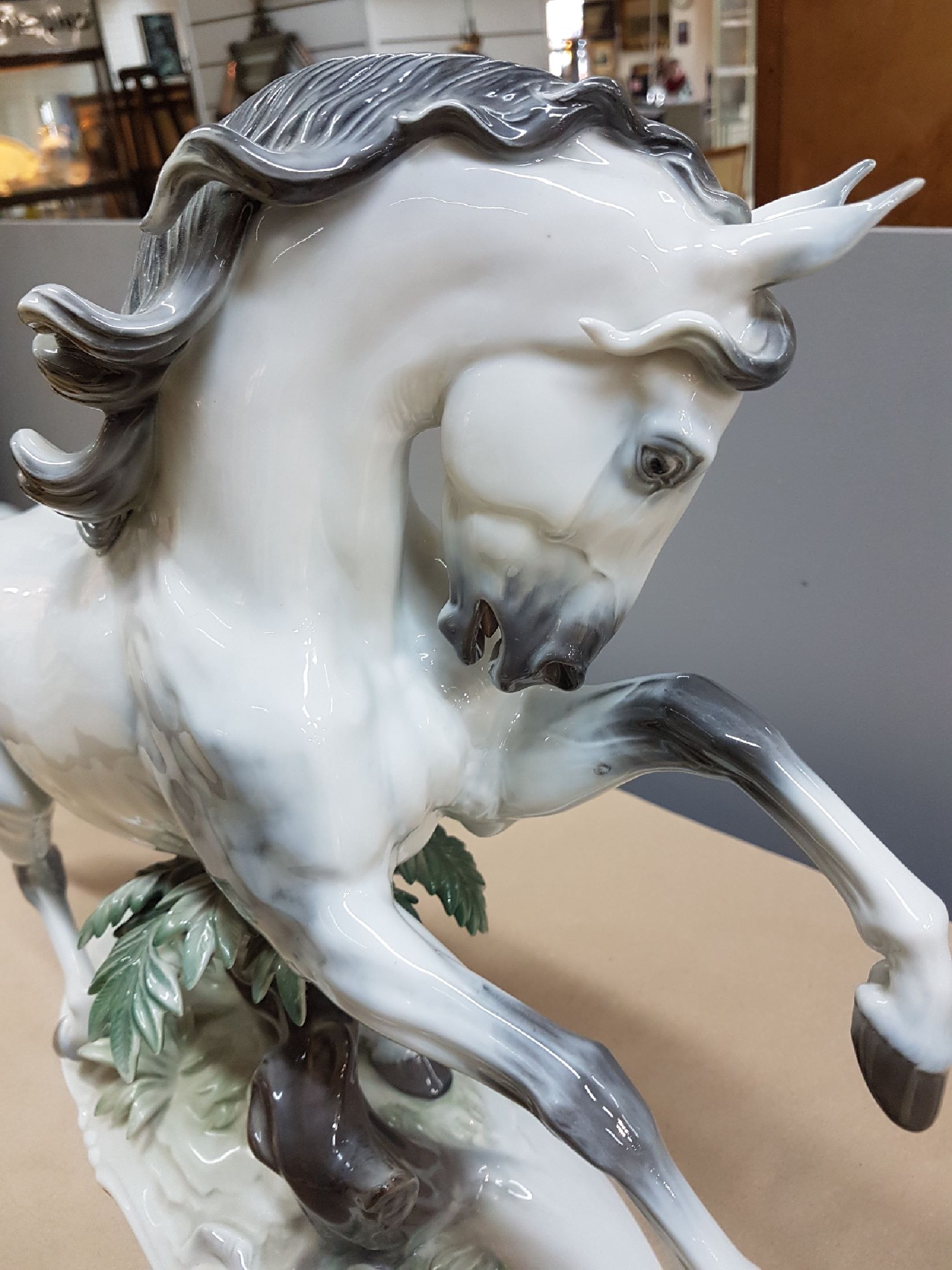 Detail e: Sehr große Pferdeskulptur, Rosenthal, nach 1957, "Übermut", Entwurf Theodor Kärner 1934, feine polychrome Bemalung, ovaler, leicht ...