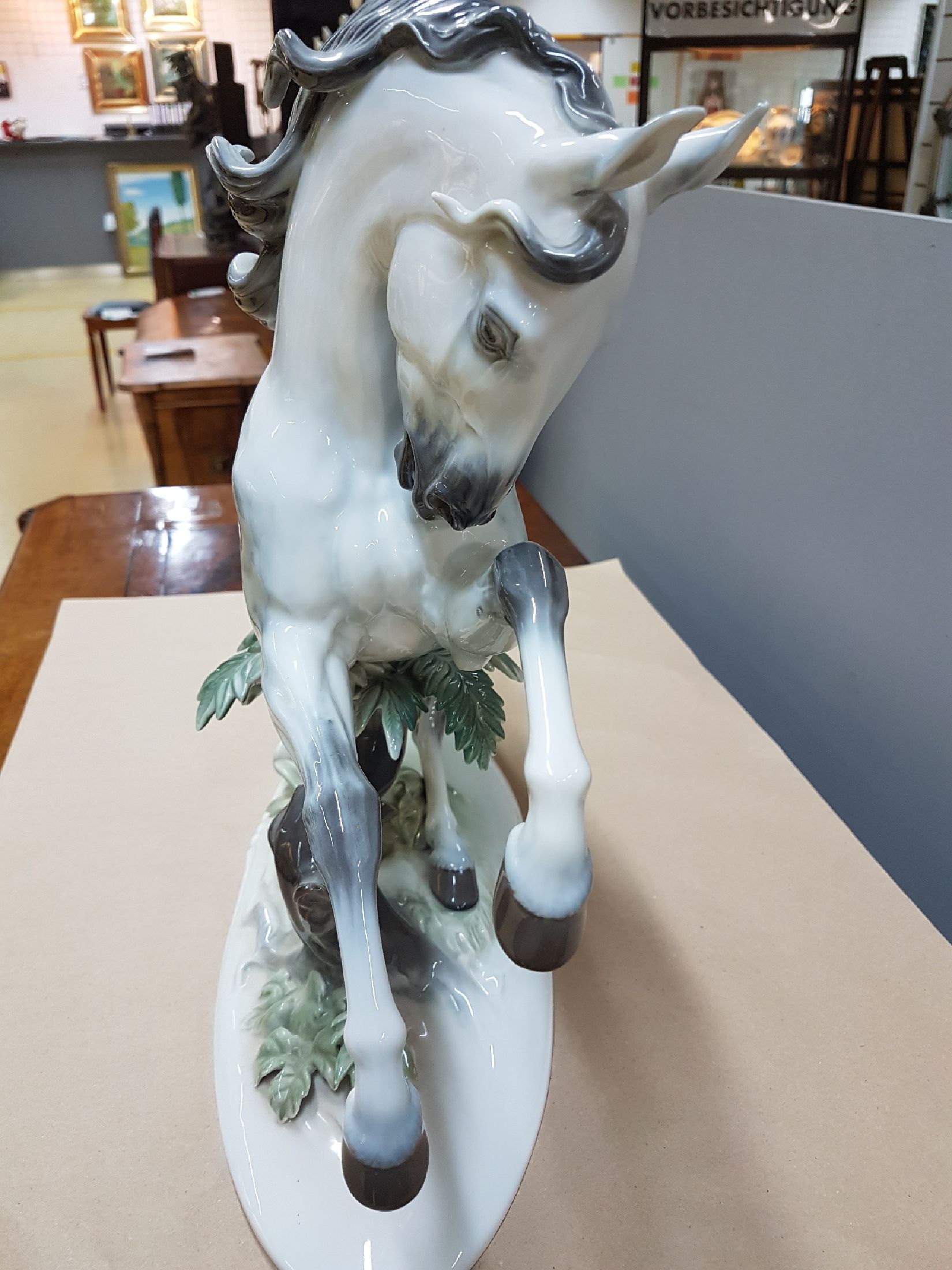 Detail f: Sehr große Pferdeskulptur, Rosenthal, nach 1957, "Übermut", Entwurf Theodor Kärner 1934, feine polychrome Bemalung, ovaler, leicht ...
