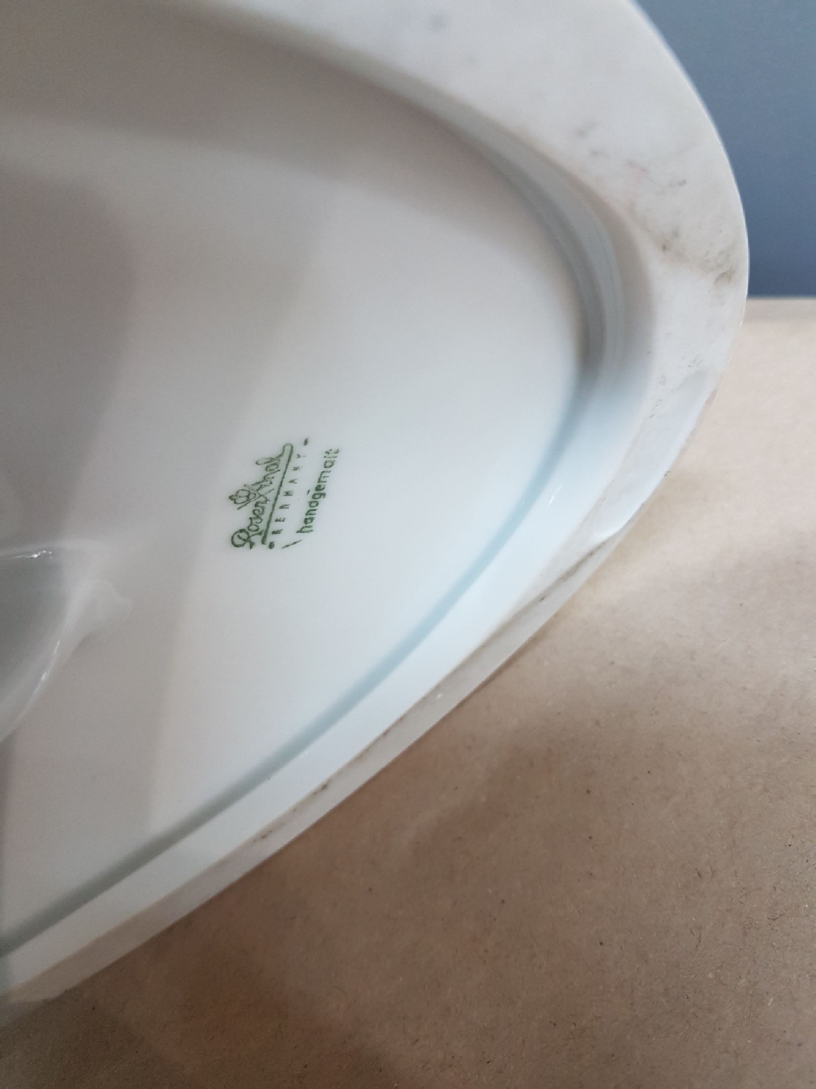 Detail g: Sehr große Pferdeskulptur, Rosenthal, nach 1957, "Übermut", Entwurf Theodor Kärner 1934, feine polychrome Bemalung, ovaler, leicht ...