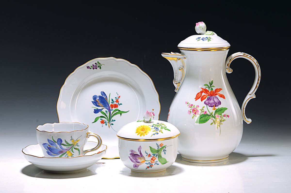 Porzellanservice, Meissen, für, 8 Personen, Blumenmalerei, Kaffeekanne, Zuckerdose, 6 Tassen mit Untertassen und 6 Dessertteller Blume II, 2 Tassen ...