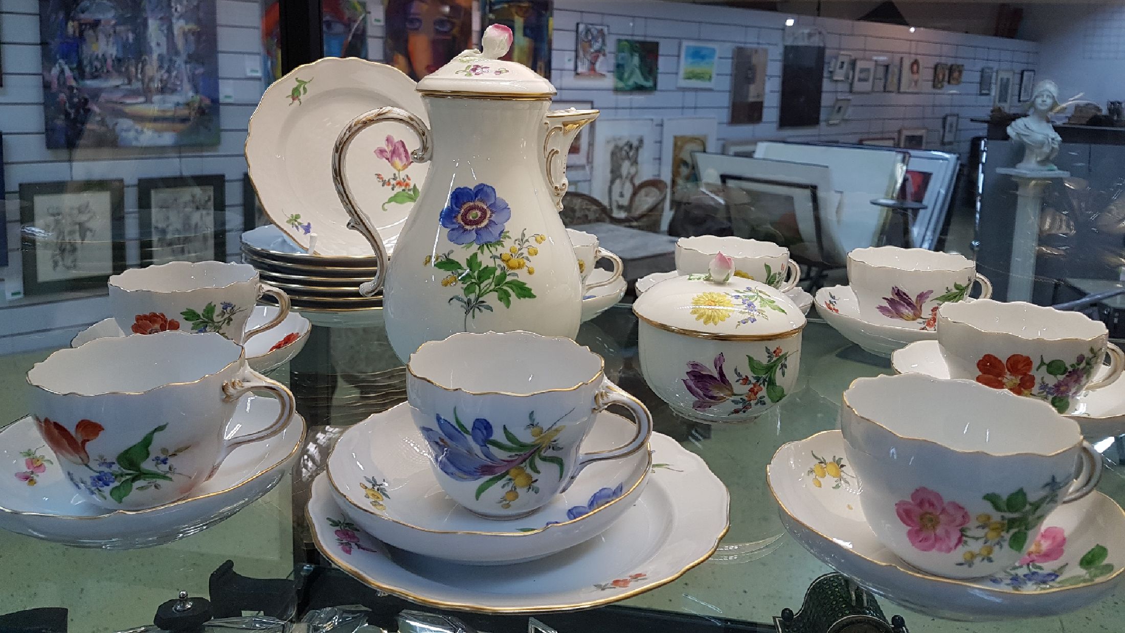 Detail a: Porzellanservice, Meissen, für, 8 Personen, Blumenmalerei, Kaffeekanne, Zuckerdose, 6 Tassen mit Untertassen und 6 Dessertteller Blume II, 2 Tassen ...