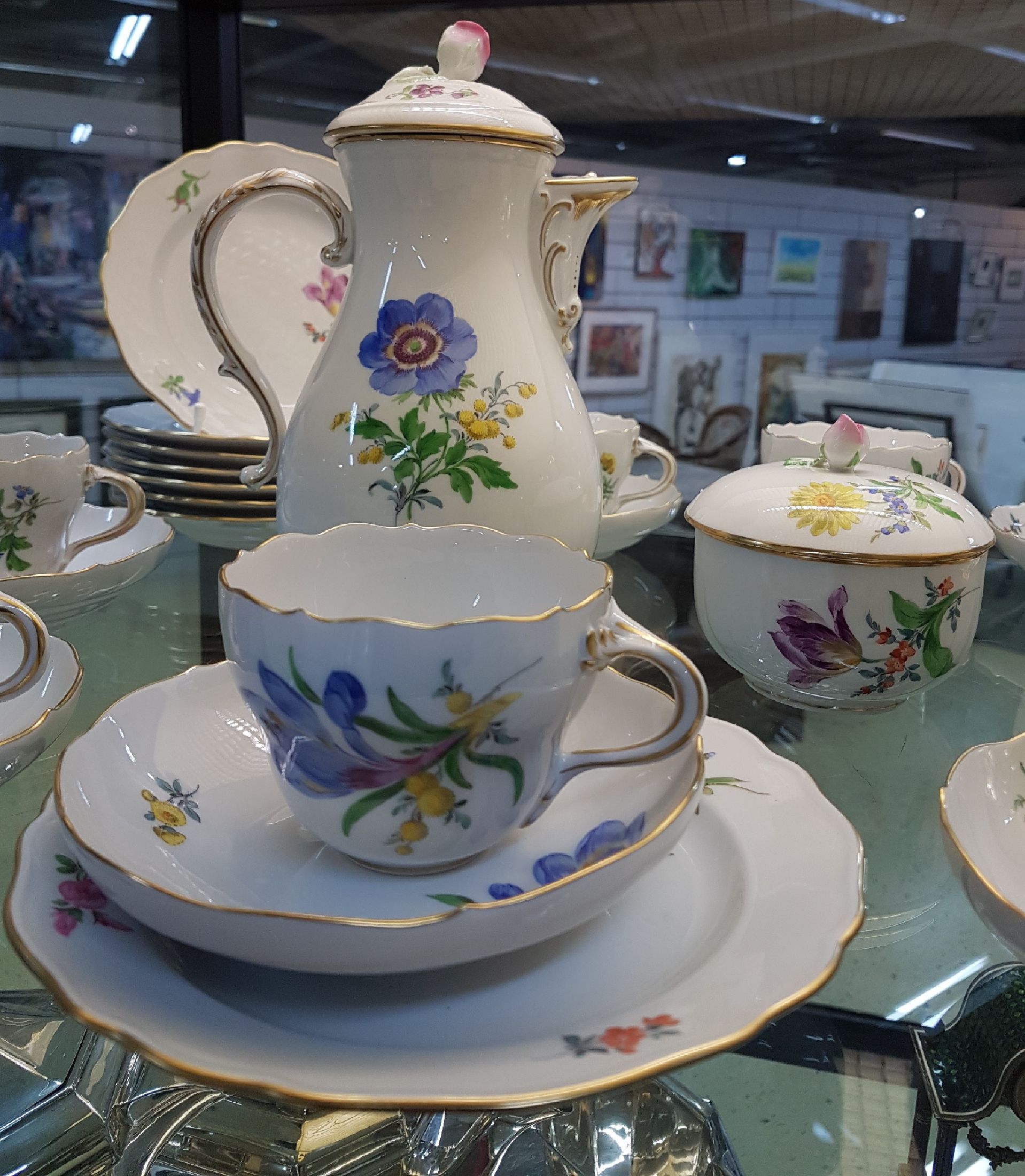 Detail b: Porzellanservice, Meissen, für, 8 Personen, Blumenmalerei, Kaffeekanne, Zuckerdose, 6 Tassen mit Untertassen und 6 Dessertteller Blume II, 2 Tassen ...