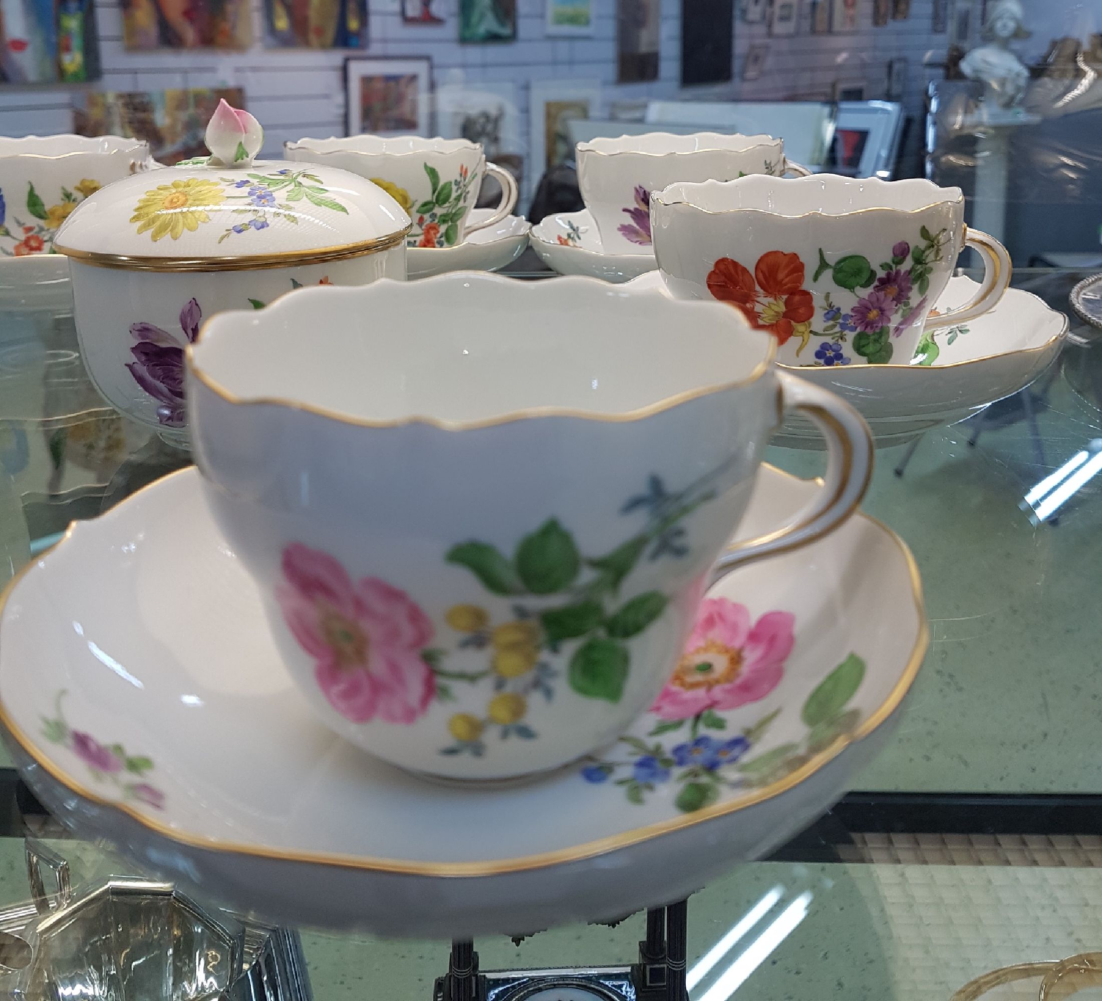 Detail c: Porzellanservice, Meissen, für, 8 Personen, Blumenmalerei, Kaffeekanne, Zuckerdose, 6 Tassen mit Untertassen und 6 Dessertteller Blume II, 2 Tassen ...
