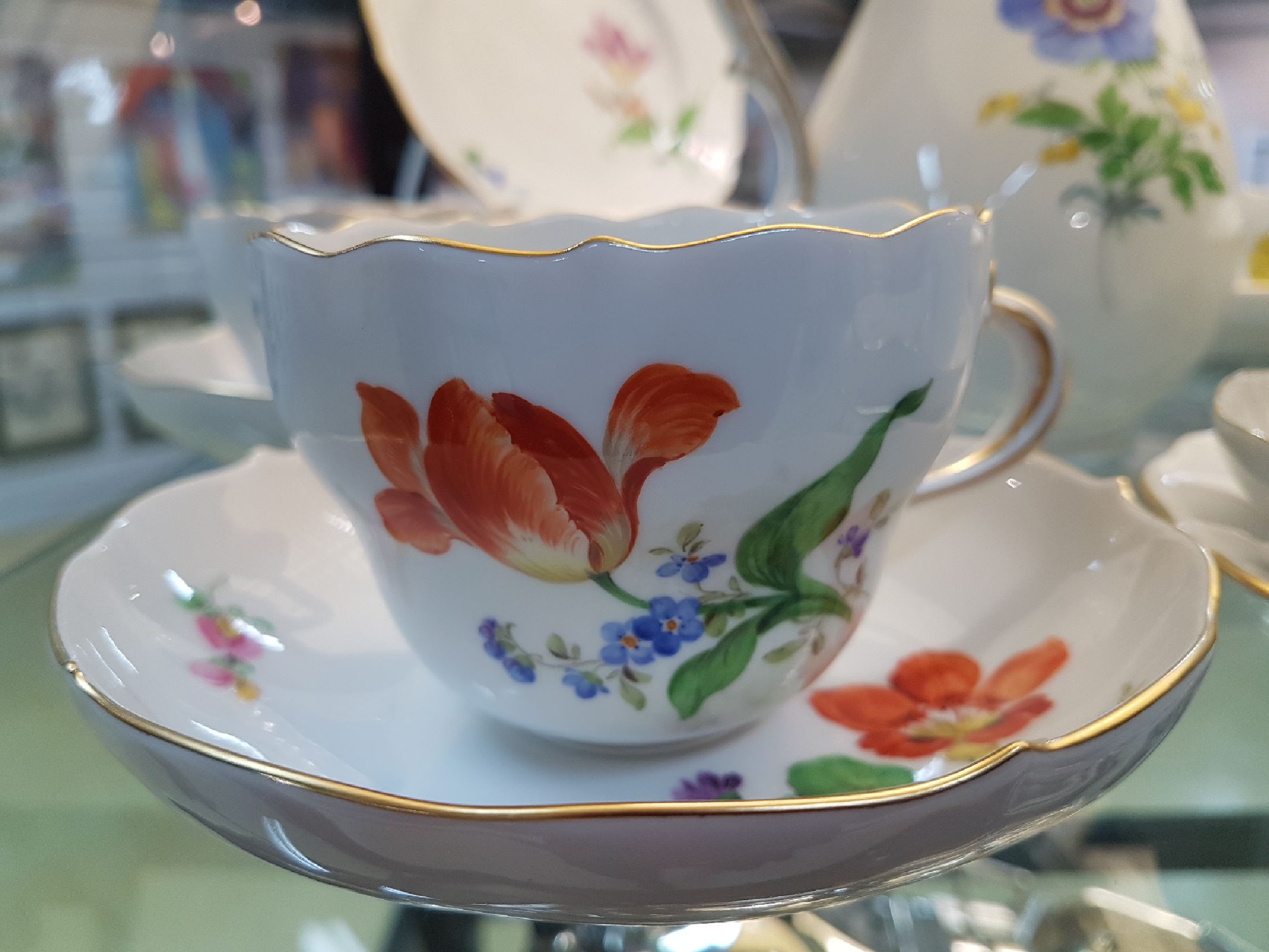 Detail d: Porzellanservice, Meissen, für, 8 Personen, Blumenmalerei, Kaffeekanne, Zuckerdose, 6 Tassen mit Untertassen und 6 Dessertteller Blume II, 2 Tassen ...