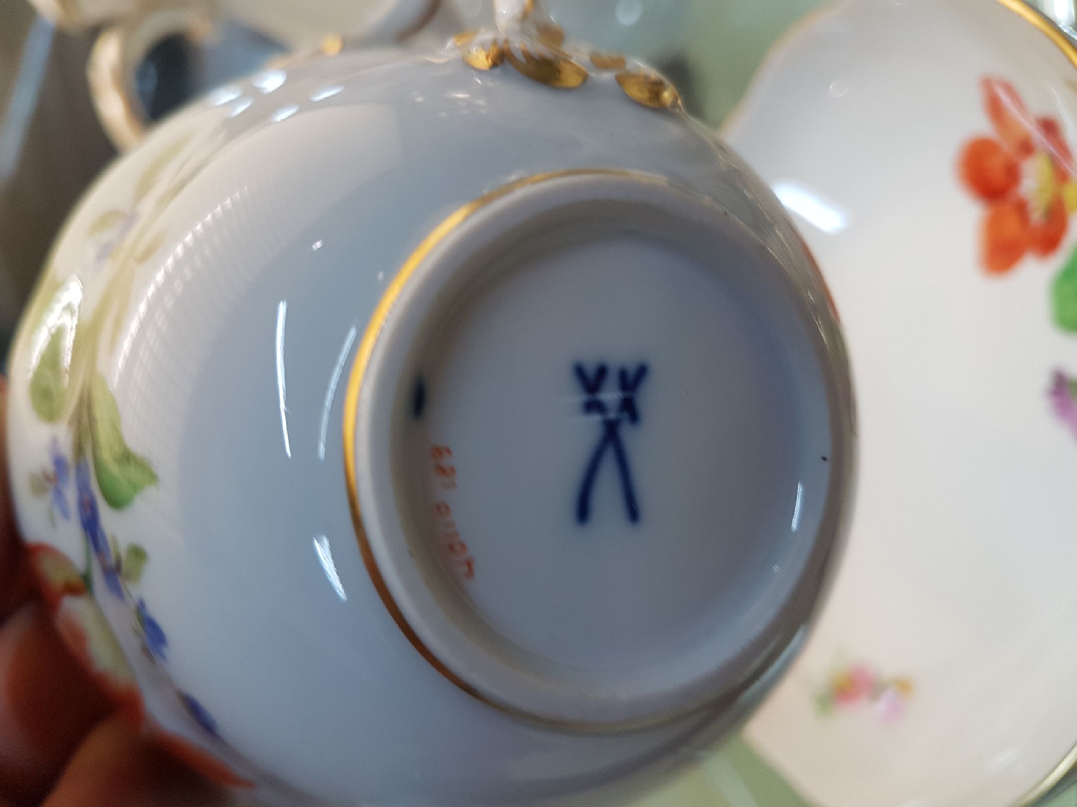 Detail e: Porzellanservice, Meissen, für, 8 Personen, Blumenmalerei, Kaffeekanne, Zuckerdose, 6 Tassen mit Untertassen und 6 Dessertteller Blume II, 2 Tassen ...