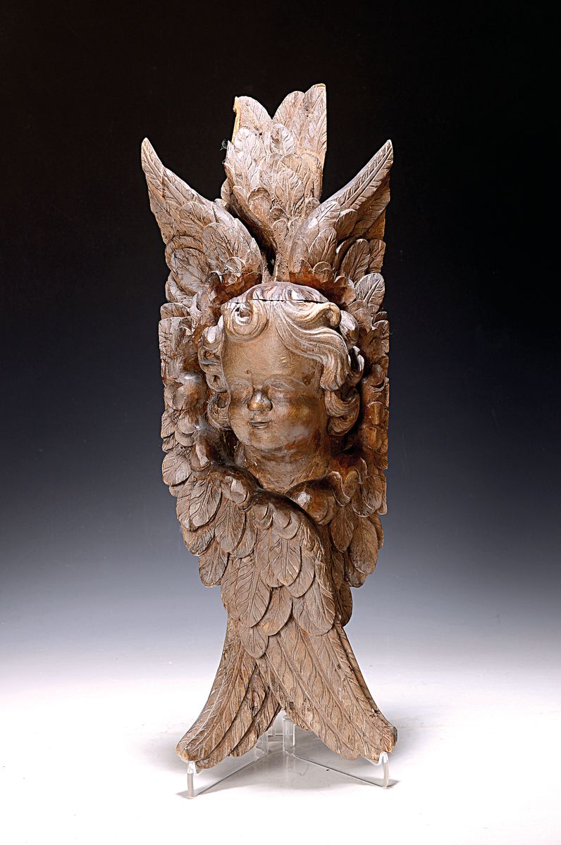 Geflügelter Puttenkopf, süddeutsch, 2. Hälfte 19. Jh., Lindenholz geschnitzt, leicht besch., ca. 58x20cm