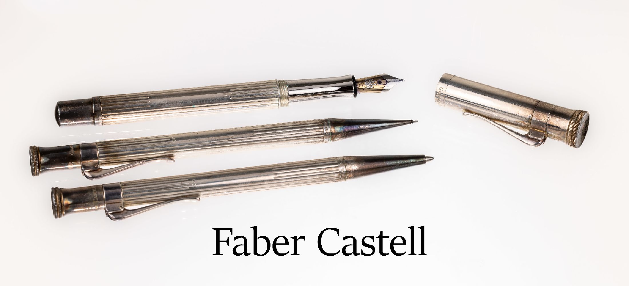 3-teil. Schreibset Faber Castell, wohl Modell Classic, 925er Silber, Korpus umlaufend gerillt, sign., best. aus: Füllfederhalter mit 18 kt Gold ...