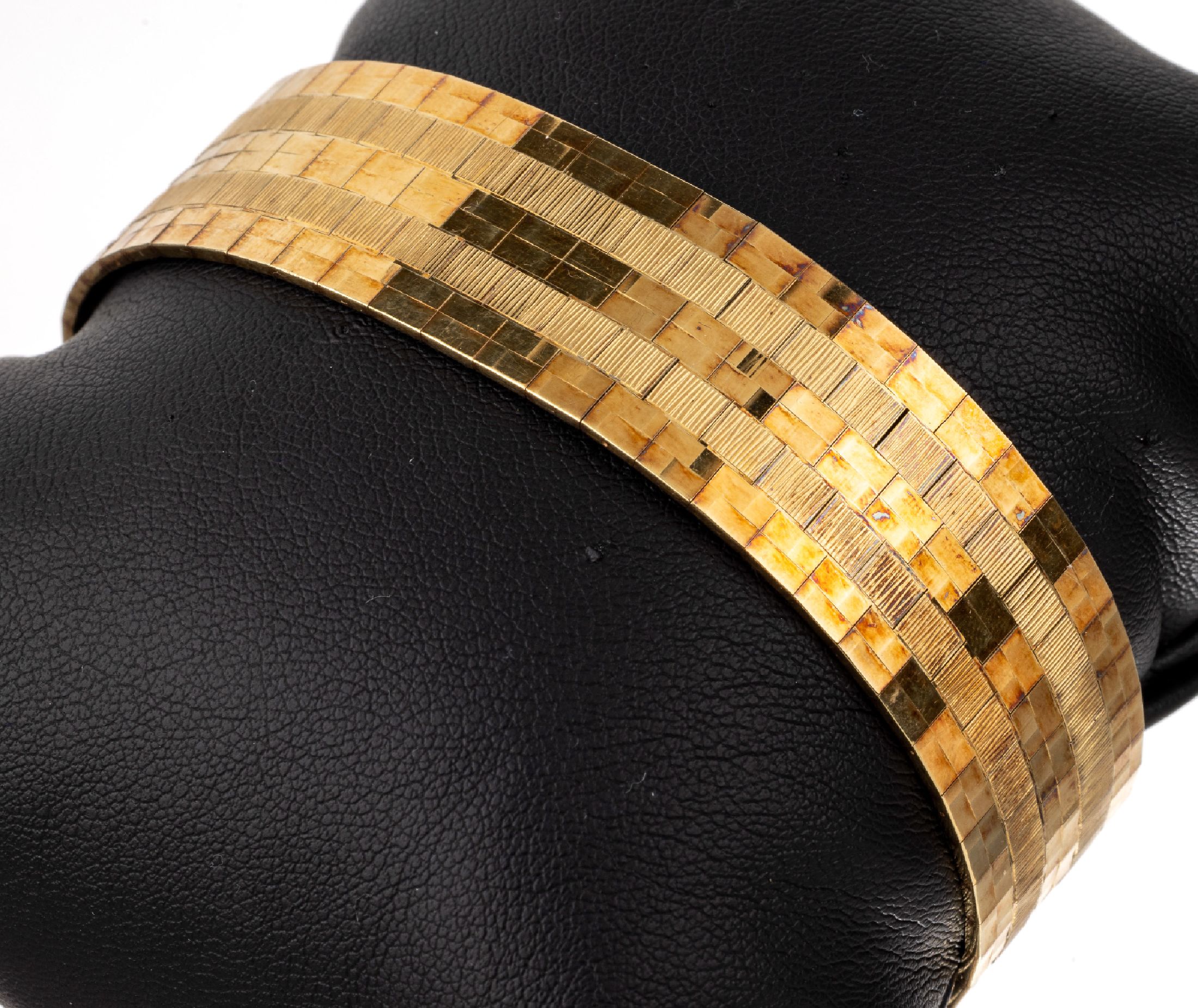 14 kt Gold Armband, GG 585/000, Backsteinoptik teilpoliert, teilstrukturiert, L. ca. 19 cm, B. ca. 1.8 cm, Kastenschloss mit2 Sicherheitsachten, ca. ...