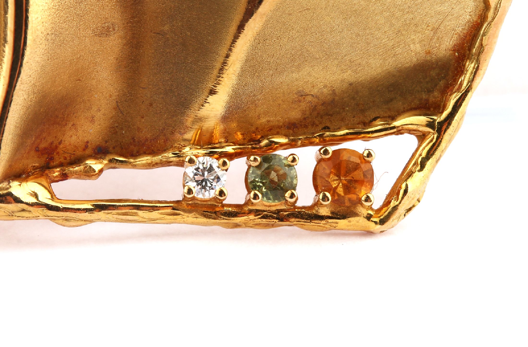 Detail b: 18 kt Gold Brillant-Farbstein-Brosche/ Anhänger, GG 750/000, mattiert und strukturiert, Meistermarke Arlheger/Wuppertal,1 Brill. ca. 0.01 ct ...