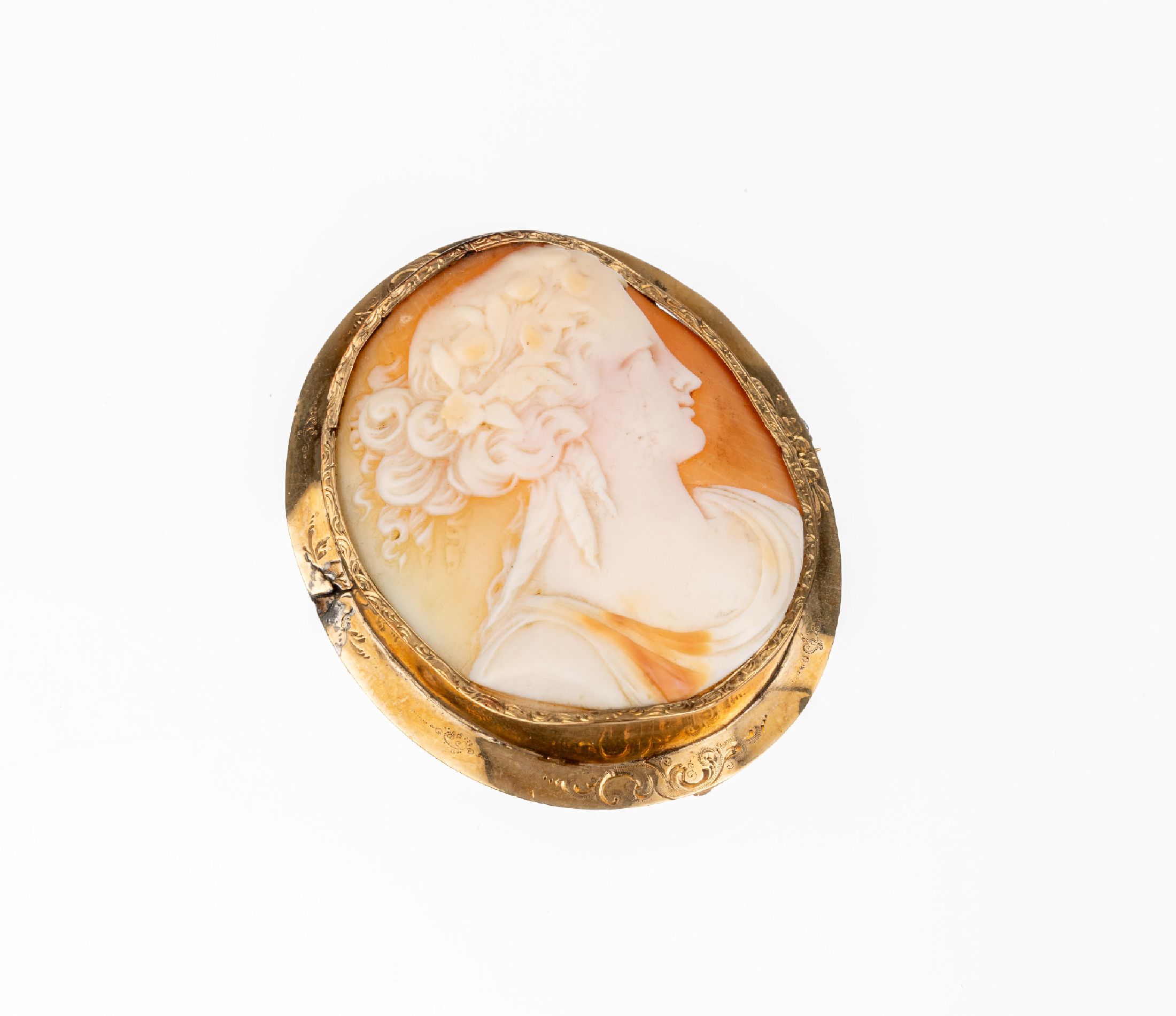 14 kt Gold Brosche mit Muschelkamee, deutsch/Italien um 1880, GG 585/000 gepr., Muschelkamee mit Flora-Motiv, fein geschnitten, Rahmen floral verz., ...