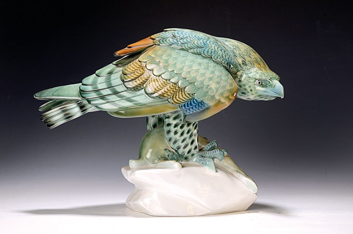 Porzellanfigur, Schwarzburger Werkstätte, Entwurf Anton Puchegger, Adler mit erlegtem Hasen, polychrome Bemalung, min. am Schnabel best., Modell U ...