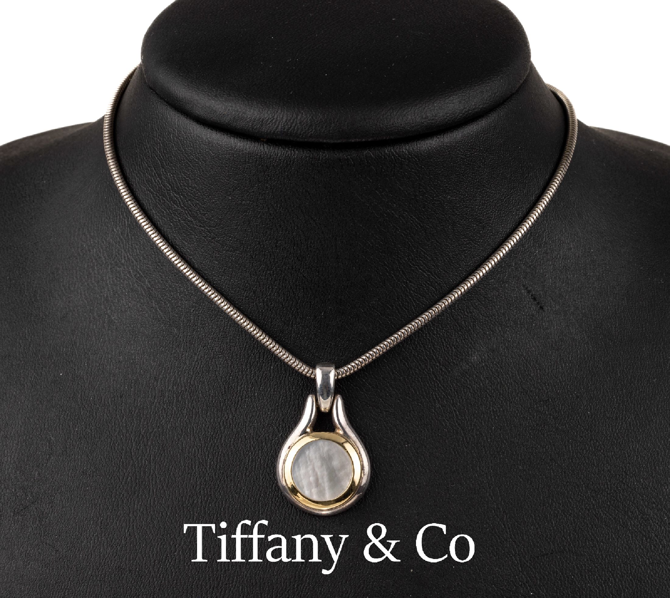 TIFFANY & CO. Perlmutt-Anhänger, 925er Silber und GG 750/000, Perlmuttscheibe in Goldreif gefasst, an Kette, L. ca. 40 cm, orig. Säckchen