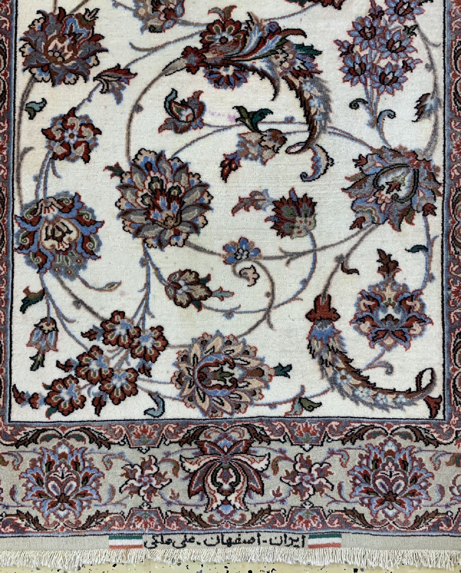 Detail b: Esfahan fein Persien, signiert(Ali Maleki),um 1960, Korkwolle auf Seide, ca. 290 x 79 cm,Reinigungsbedürftig, EHZ: 2