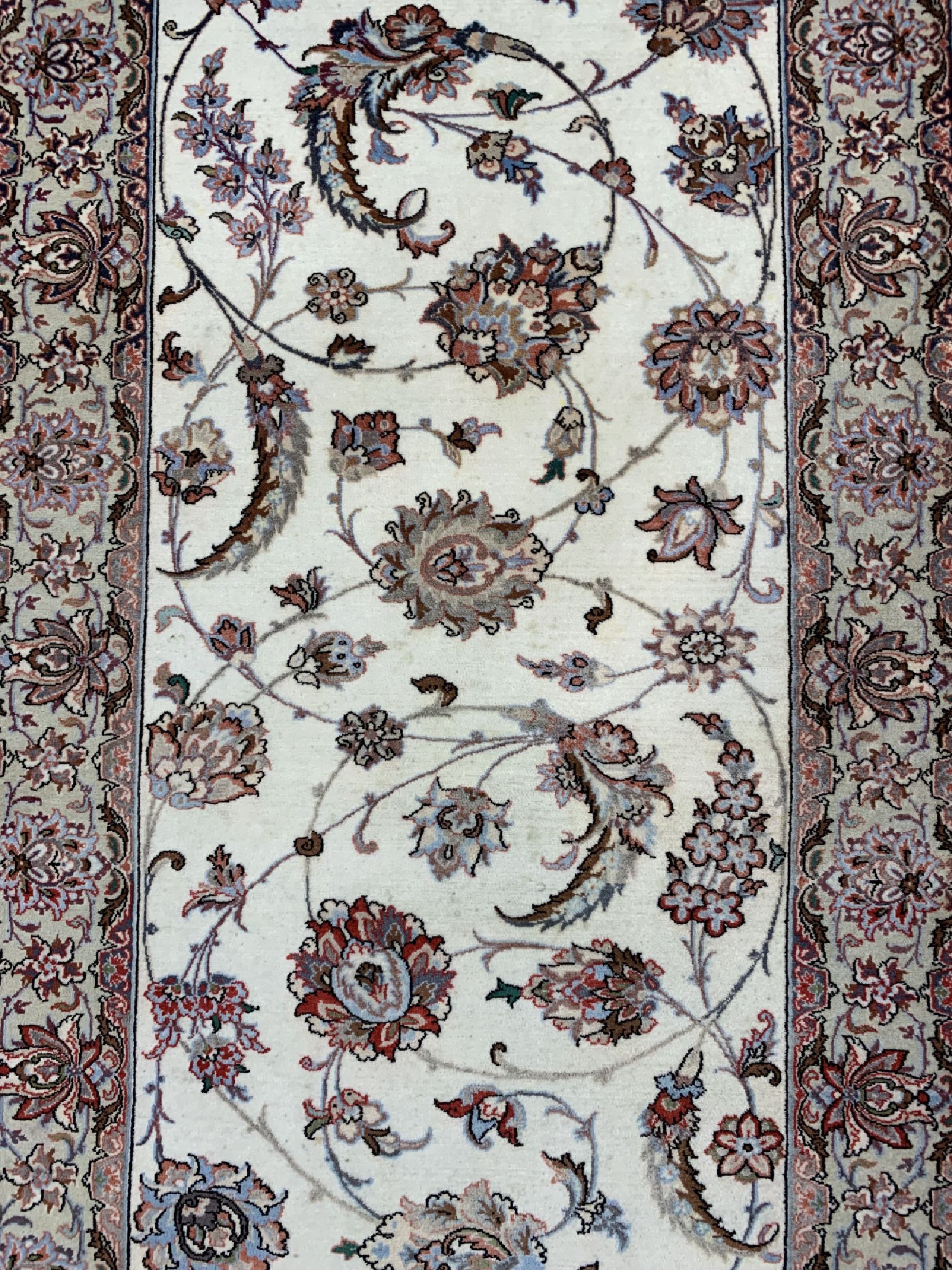 Detail c: Esfahan fein Persien, signiert(Ali Maleki),um 1960, Korkwolle auf Seide, ca. 290 x 79 cm,Reinigungsbedürftig, EHZ: 2