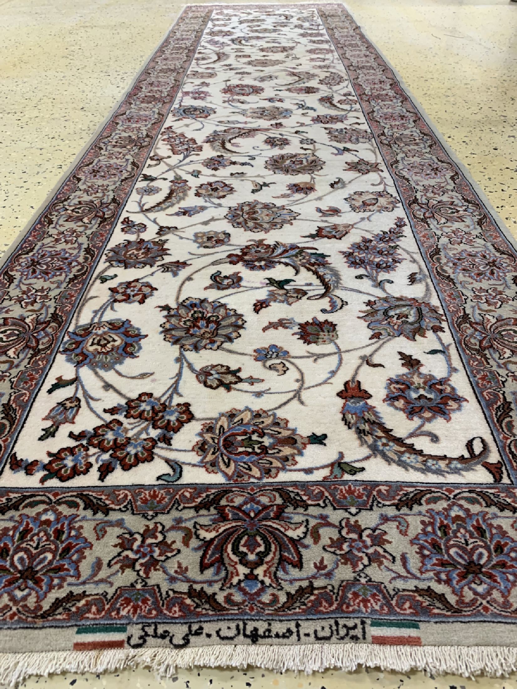 Detail d: Esfahan fein Persien, signiert(Ali Maleki),um 1960, Korkwolle auf Seide, ca. 290 x 79 cm,Reinigungsbedürftig, EHZ: 2