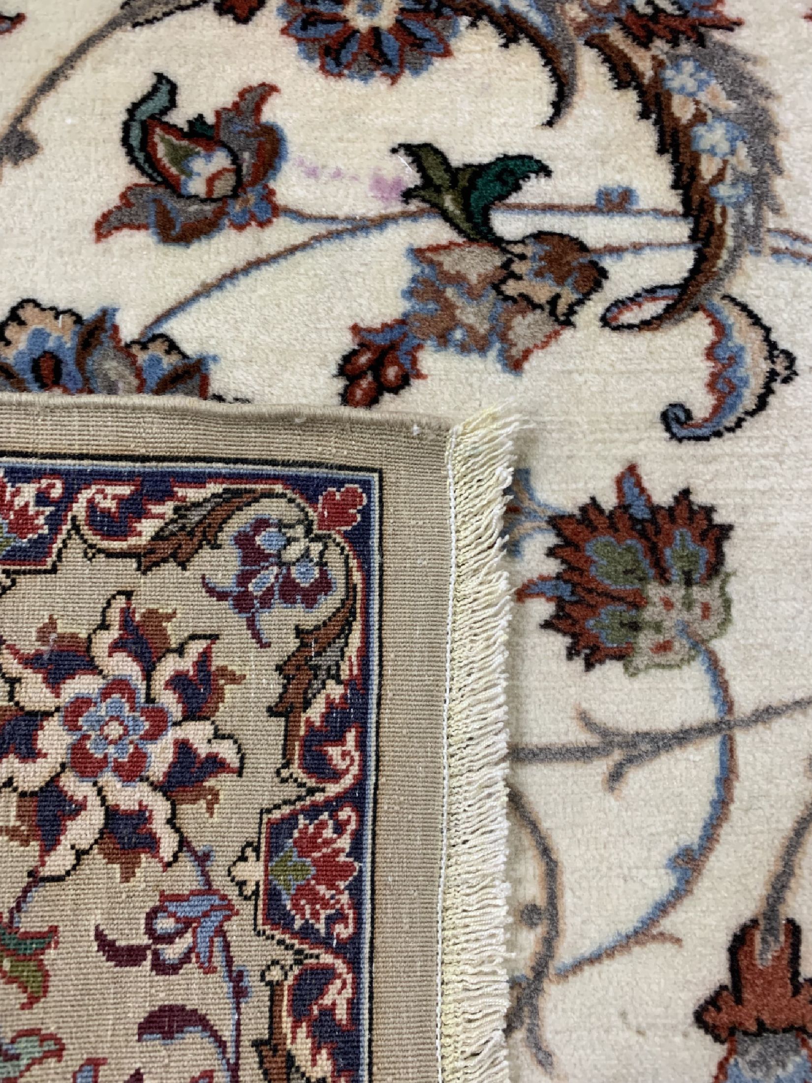 Detail e: Esfahan fein Persien, signiert(Ali Maleki),um 1960, Korkwolle auf Seide, ca. 290 x 79 cm,Reinigungsbedürftig, EHZ: 2