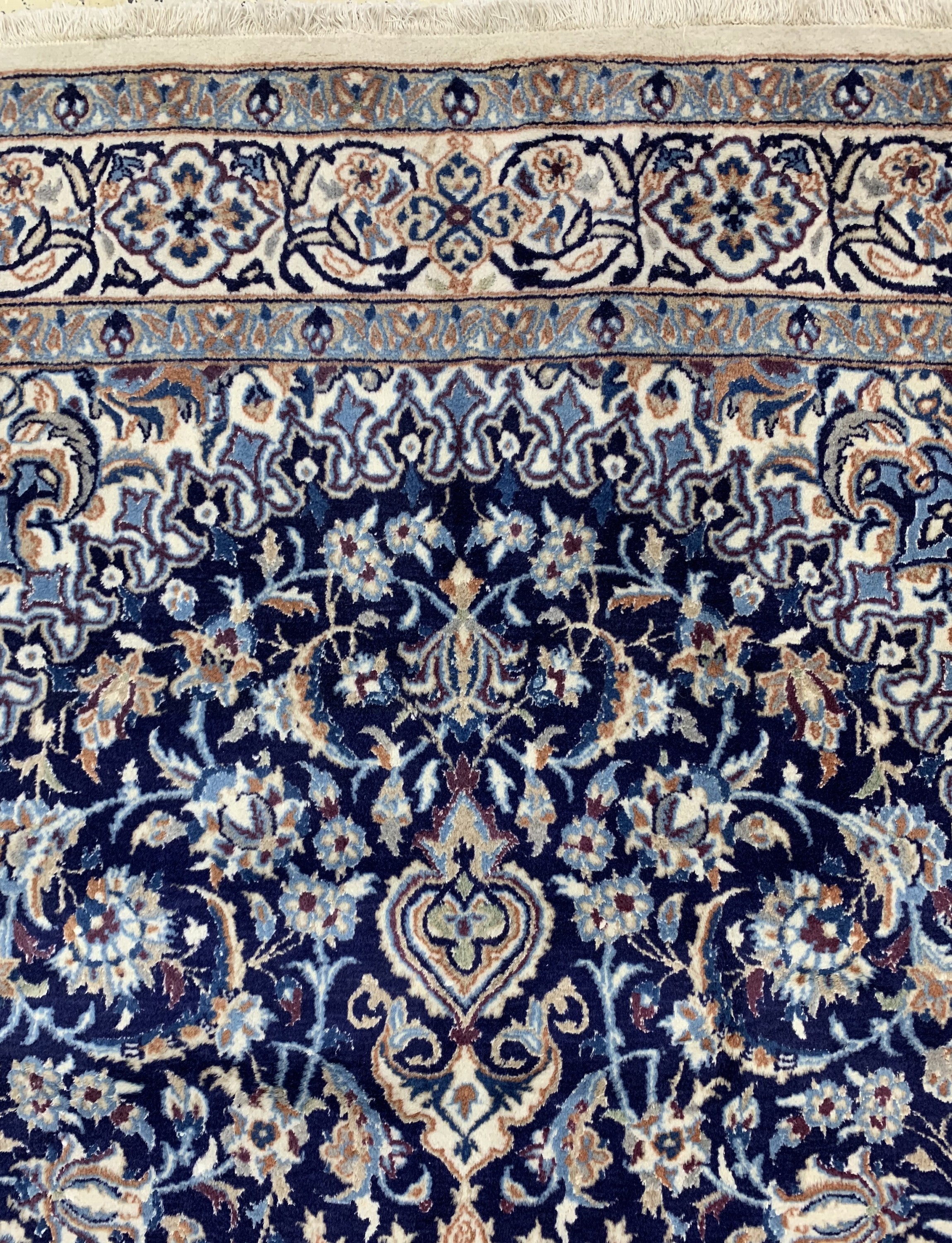 Detail b: Nain, Persien, ca. 40 Jahre, Wolle auf Baumwolle, ca. 300 x 192 cm, Reinigungsbedürftig, EHZ: 2