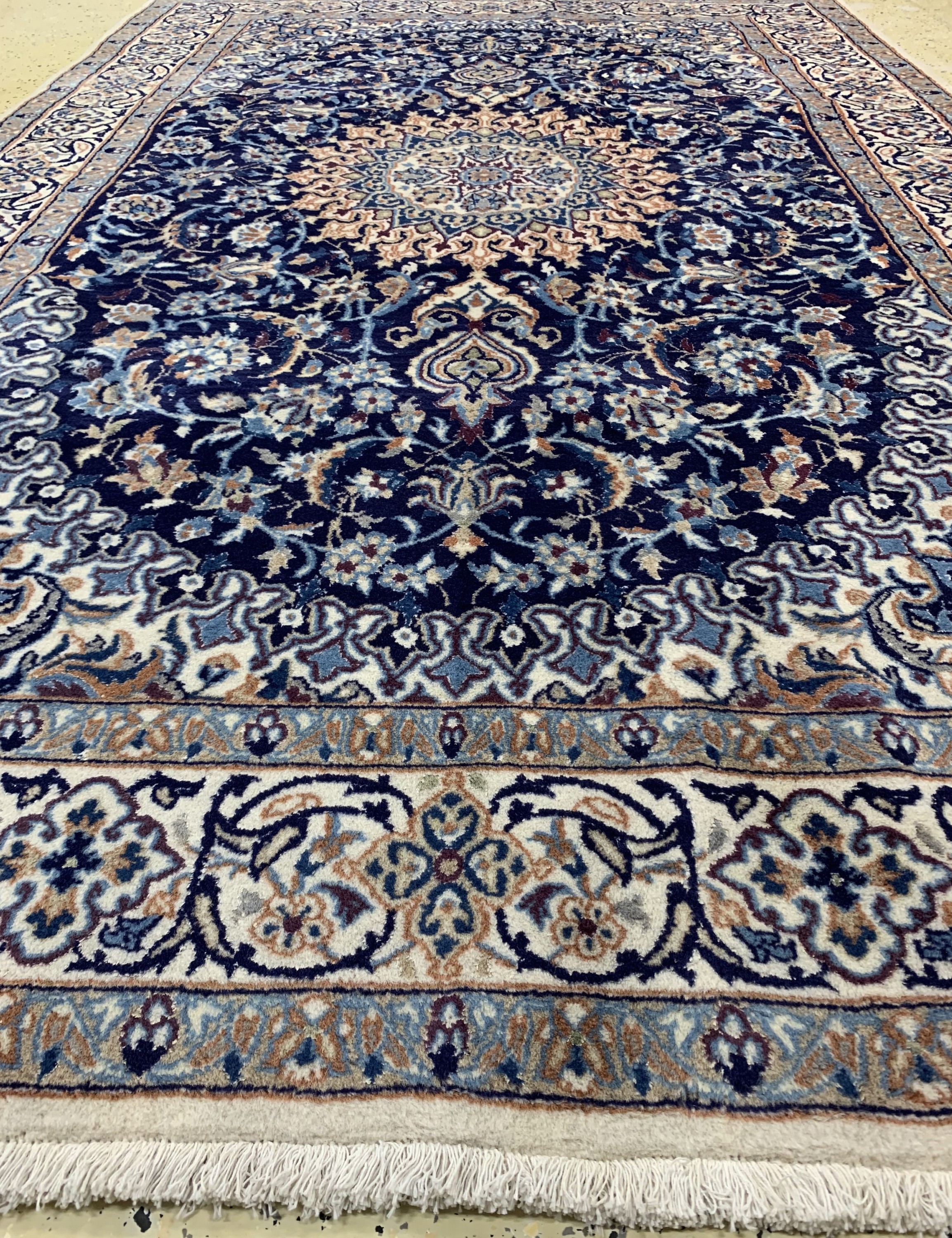 Detail d: Nain, Persien, ca. 40 Jahre, Wolle auf Baumwolle, ca. 300 x 192 cm, Reinigungsbedürftig, EHZ: 2