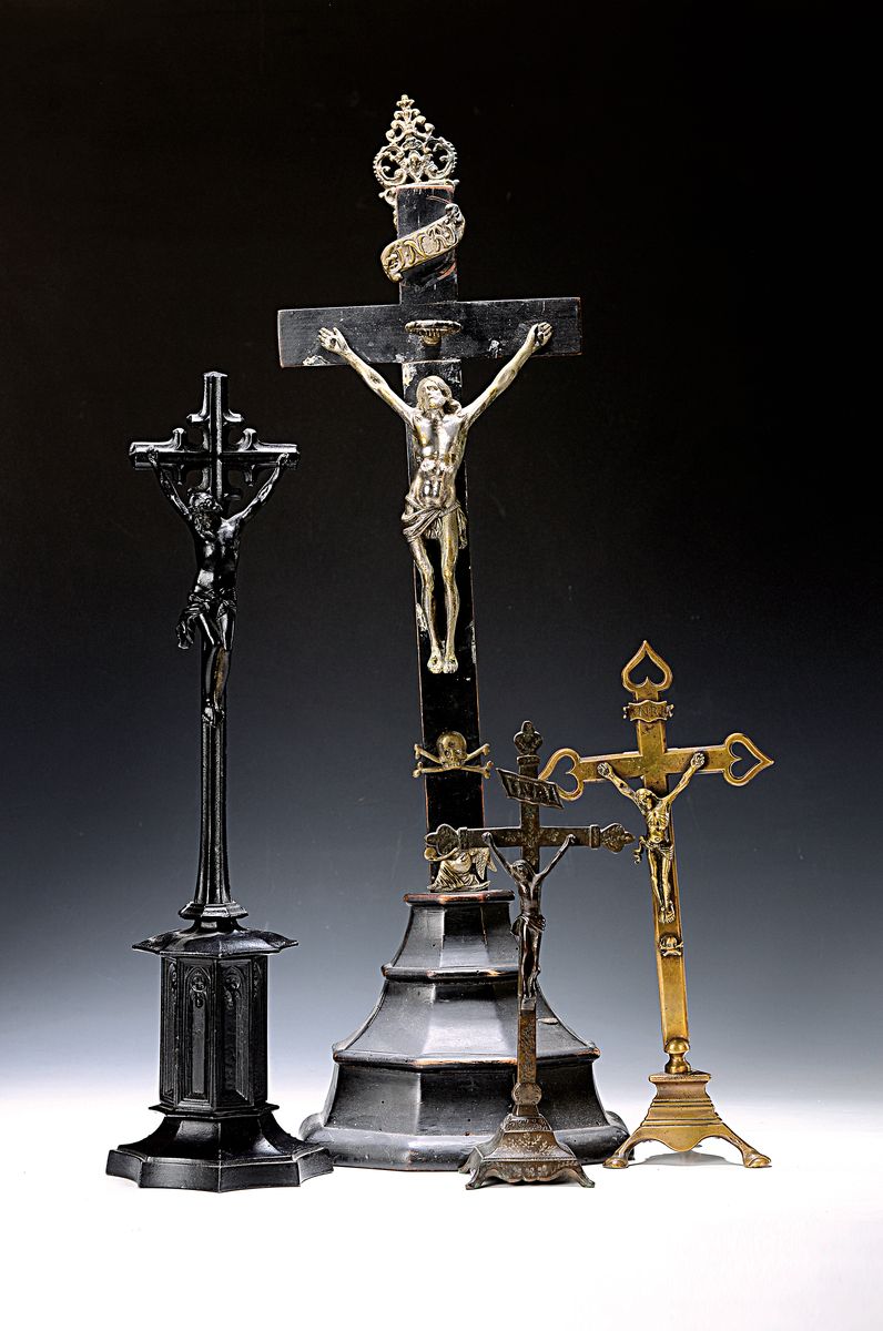 Konvolut Kruzifixe, überwiegend 19.Jh., Kruzifix mit neogotischem Sockel aus Eisenguß H. 50 cm; kleines Bronze-Kruzifix mit graviertem Dekor H. 28 ...