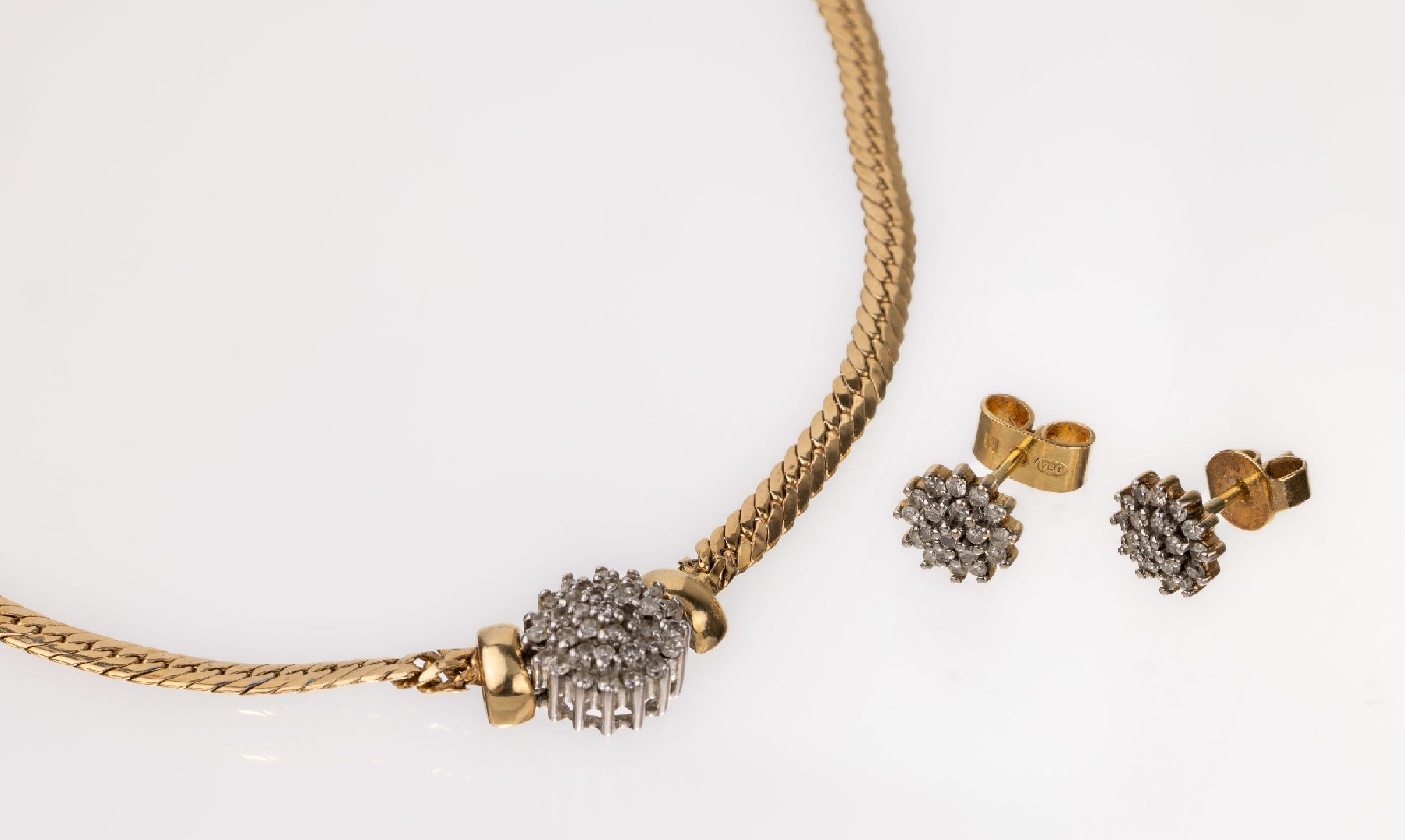 14 kt Gold Diamant-Schmuckset, GG 585/000, best. aus: Flachpanzer-Collier mit Diamanten blütenförm. ausgefasst zus. ca. 0.25 ct grav. Weiß/p, L. ...