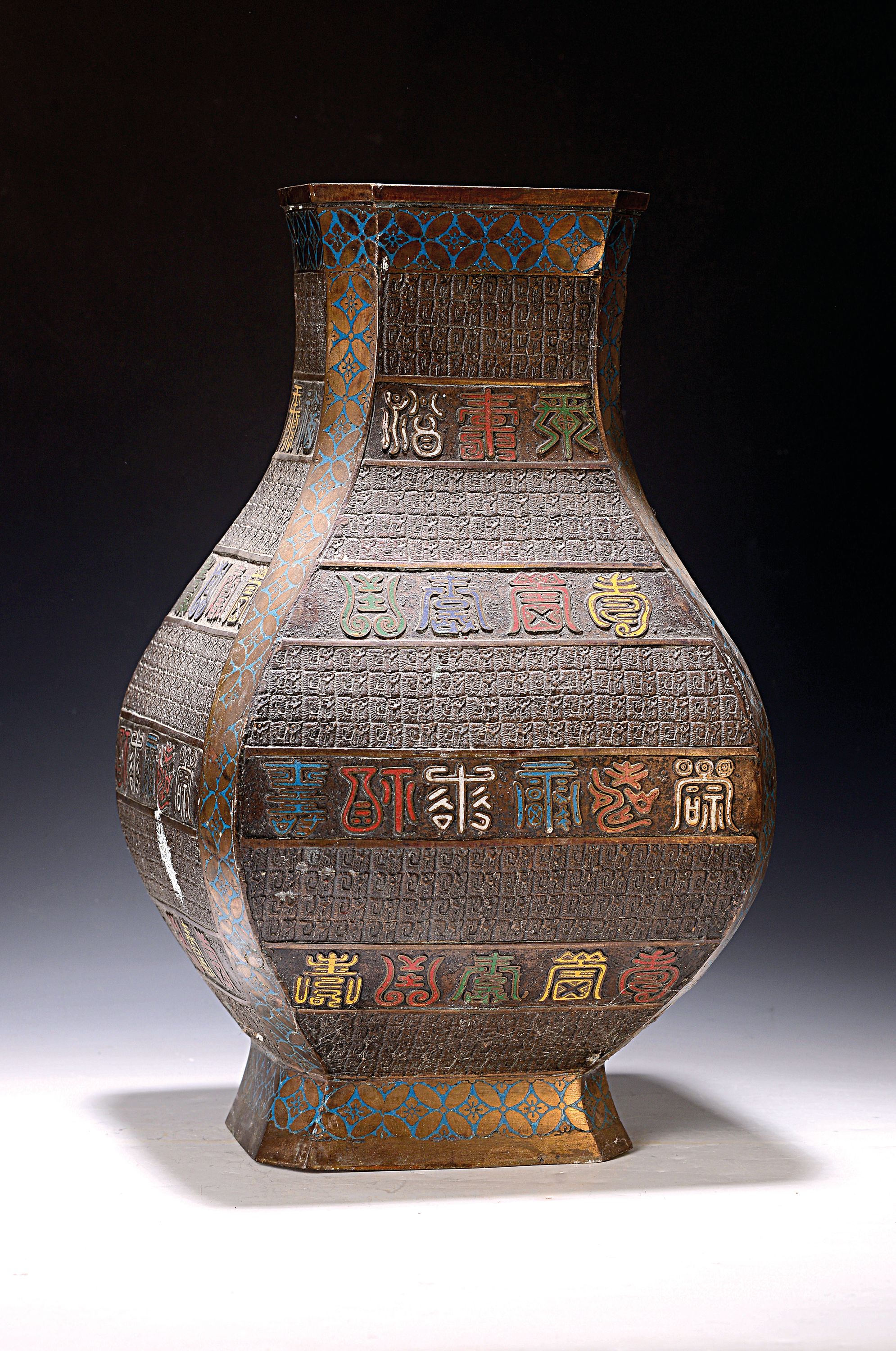Große Vase, China, um 1900/1920, im Stil der streitenden Reiche, Bronze, quadratische Form, Wolkenmuster und Inschriften für langes Leben und ...