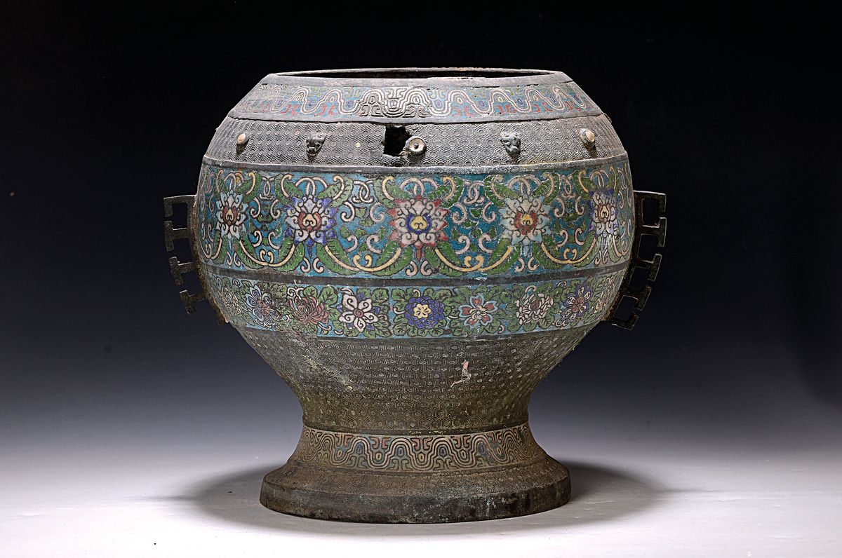 Doppelhenkelgefäß/Vase, China, um 1940, Bronze, Lotusmuster, bunt emailliert, Wandung teilweise beschädigt, mit Tierapplikationen, stil. ...