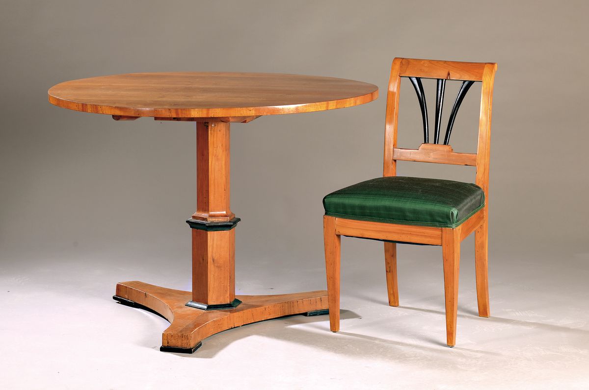 Salontisch mit 6 Stühlen, Biedermeier, 1820,Kirschbaum massiv, Schildpattversprossung ebonisiert, elegante Form, Polsterung intakt, Bezug aus ...