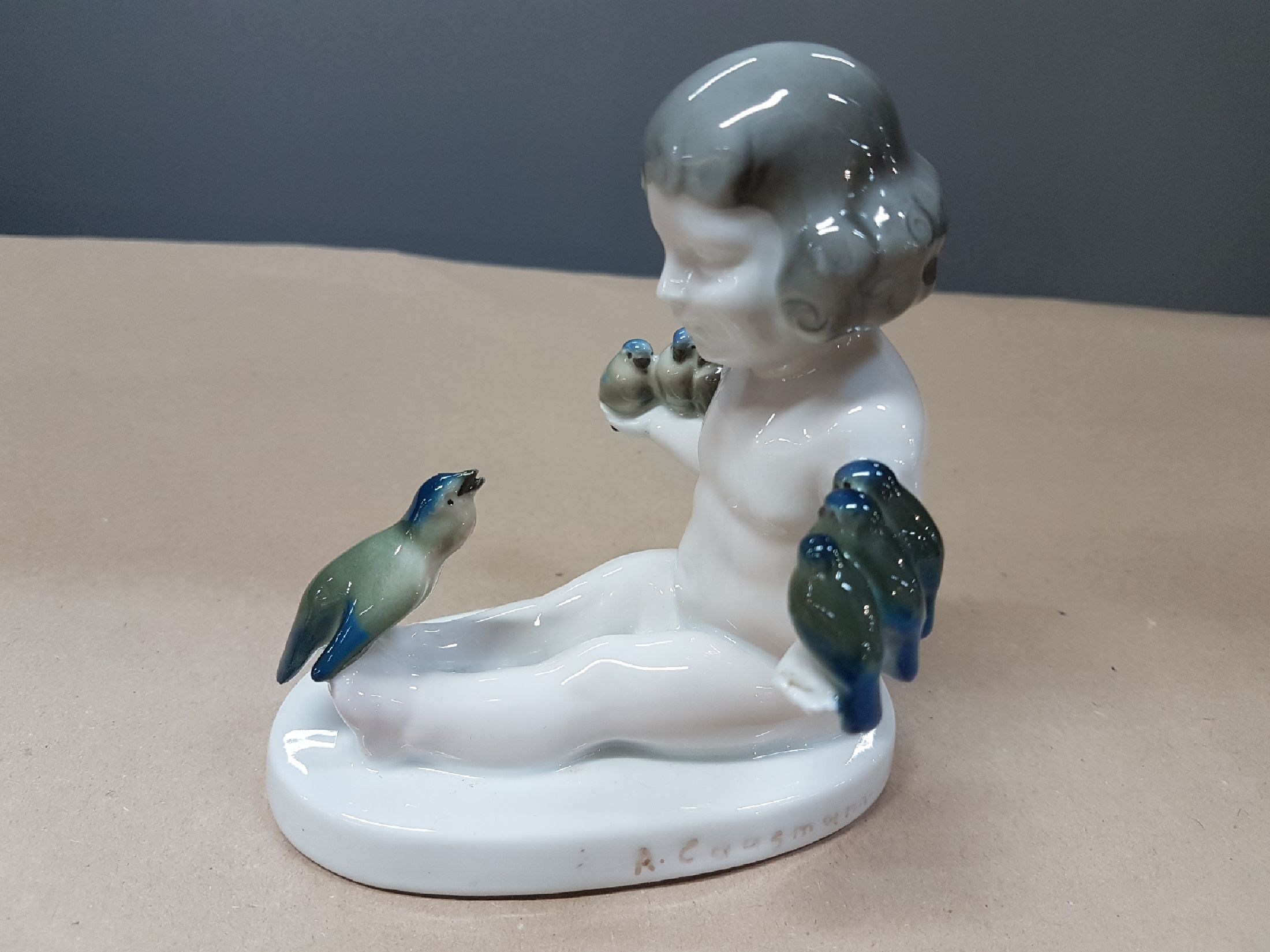 Detail a: Porzellanfigur, Rosenthal Kunstabteilung 1914-18, "Singstunde", Mädchen mit Vögel, bunte Bemalung unter der Glasur, sign. A. Caasmann, ...