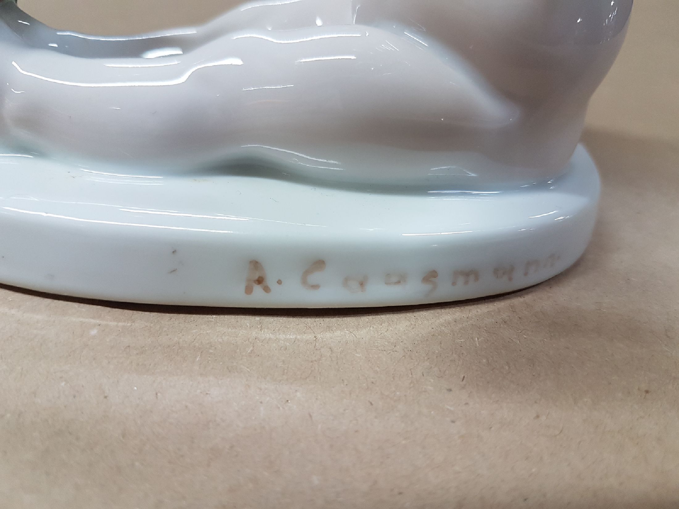 Detail b: Porzellanfigur, Rosenthal Kunstabteilung 1914-18, "Singstunde", Mädchen mit Vögel, bunte Bemalung unter der Glasur, sign. A. Caasmann, ...