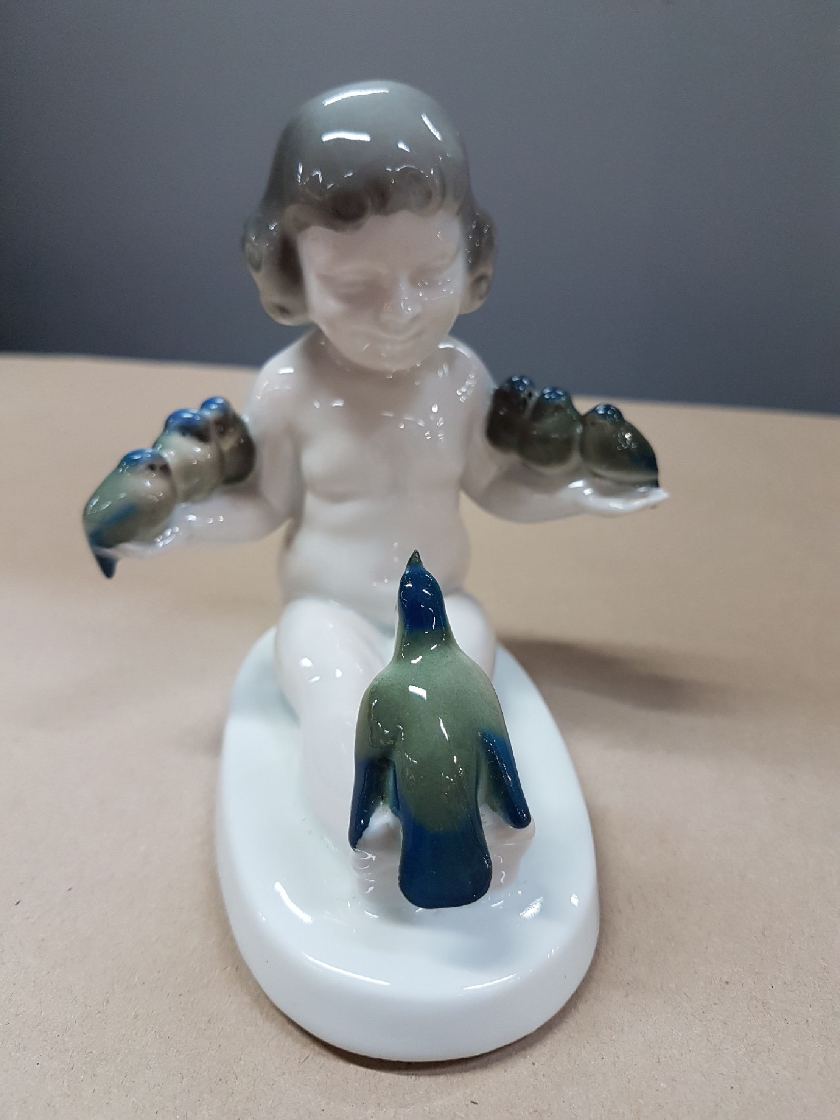 Detail c: Porzellanfigur, Rosenthal Kunstabteilung 1914-18, "Singstunde", Mädchen mit Vögel, bunte Bemalung unter der Glasur, sign. A. Caasmann, ...