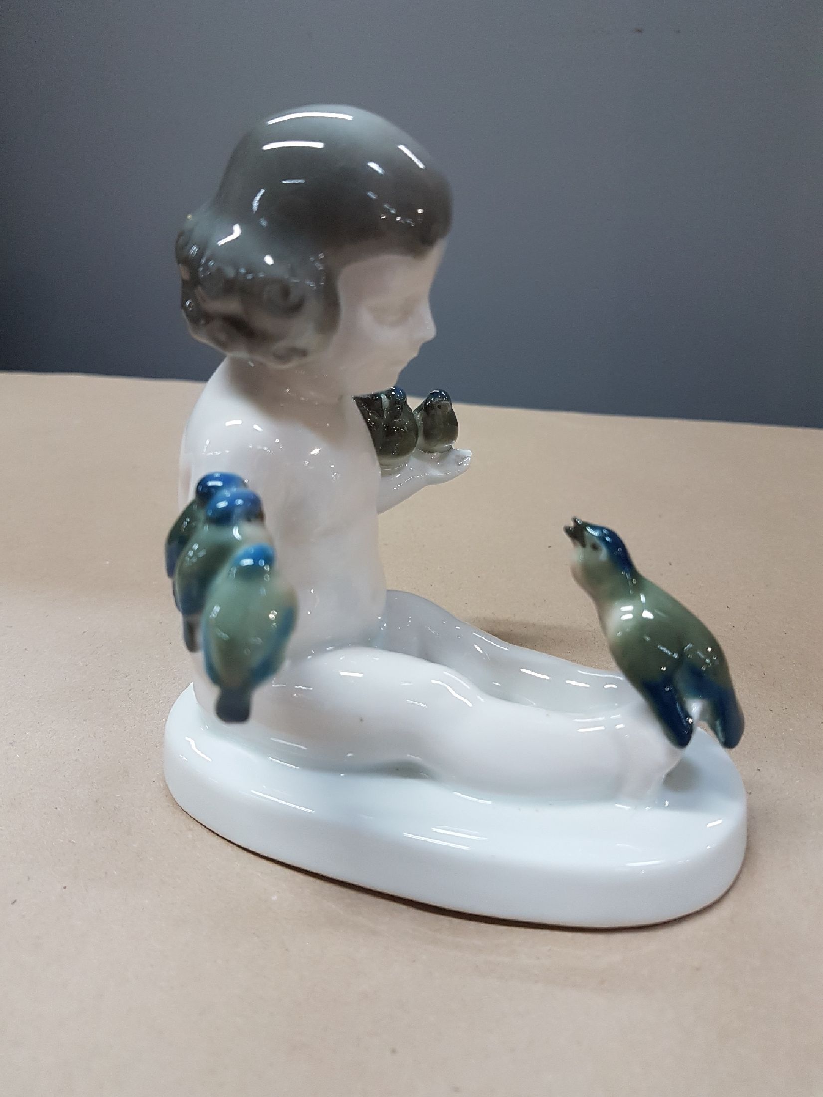 Detail d: Porzellanfigur, Rosenthal Kunstabteilung 1914-18, "Singstunde", Mädchen mit Vögel, bunte Bemalung unter der Glasur, sign. A. Caasmann, ...