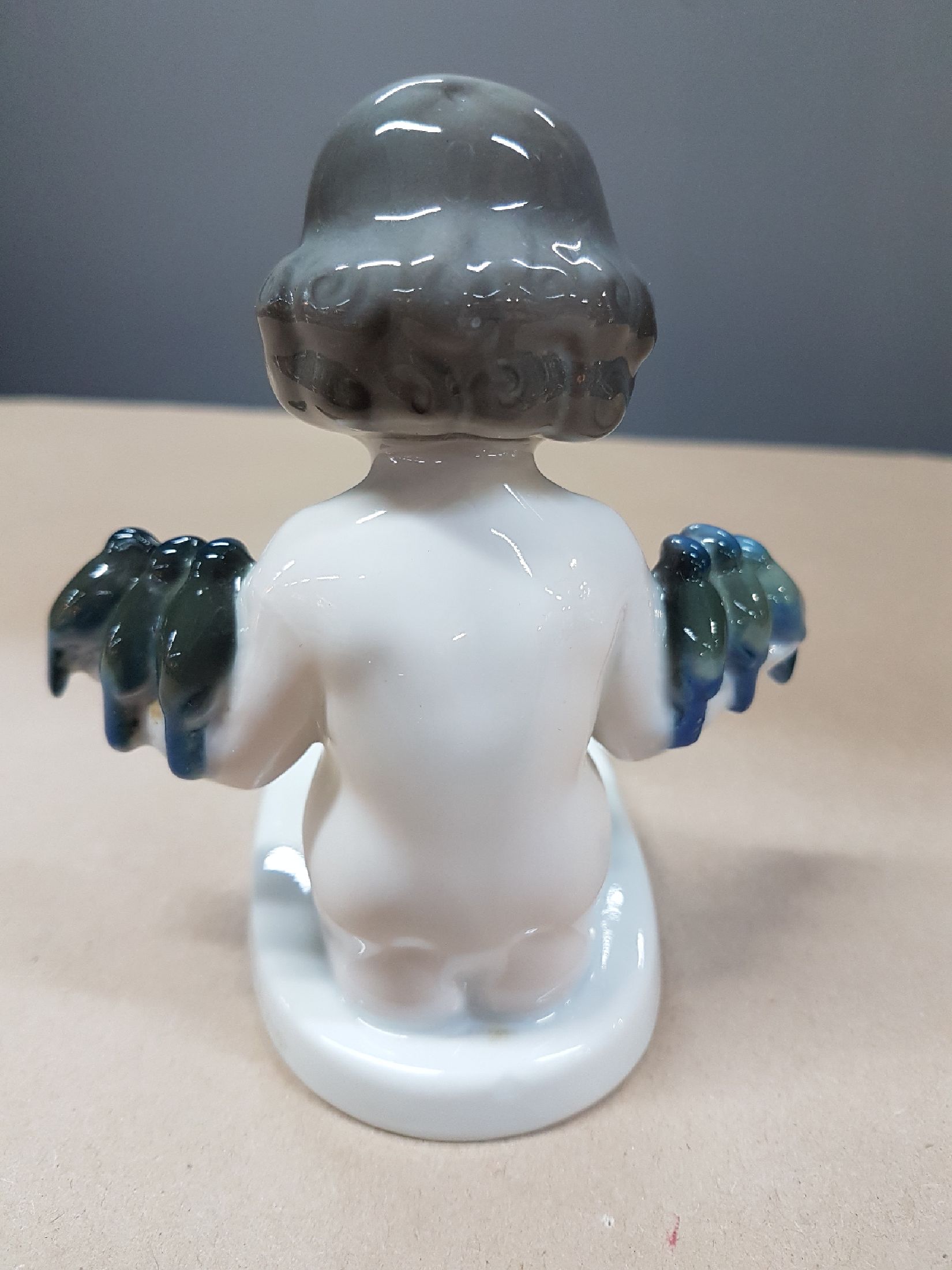 Detail e: Porzellanfigur, Rosenthal Kunstabteilung 1914-18, "Singstunde", Mädchen mit Vögel, bunte Bemalung unter der Glasur, sign. A. Caasmann, ...