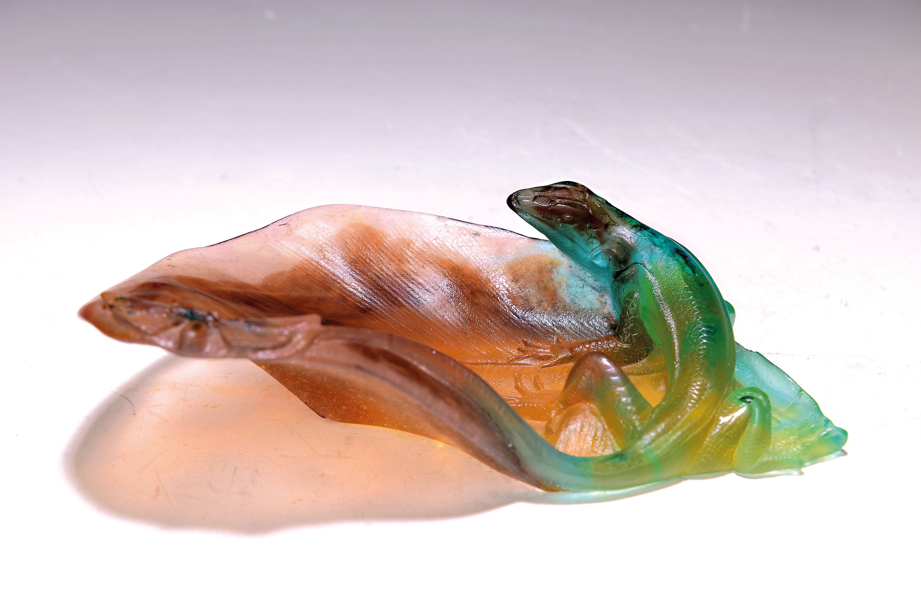 Zierschale, Amalric Walter (1870 Sevres-1959, Lury-sur-Anon, pate-de-verre, Eidechse und Libelle auf Blatt, eine Ecke geklebt, ca. 6x20x12cm