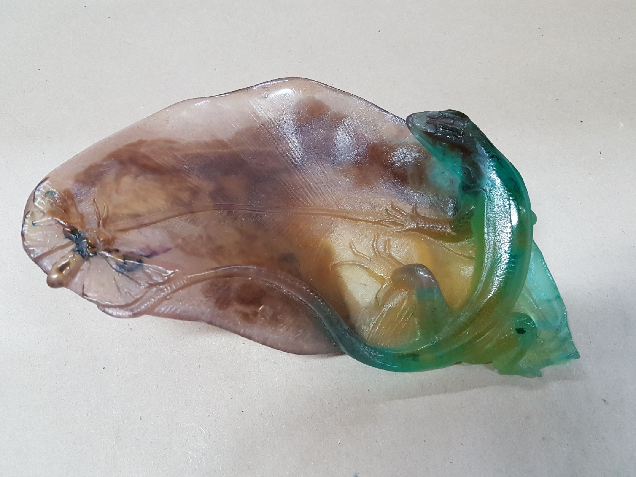Detail a: Zierschale, Amalric Walter (1870 Sevres-1959, Lury-sur-Anon, pate-de-verre, Eidechse und Libelle auf Blatt, eine Ecke geklebt, ca. 6x20x12cm