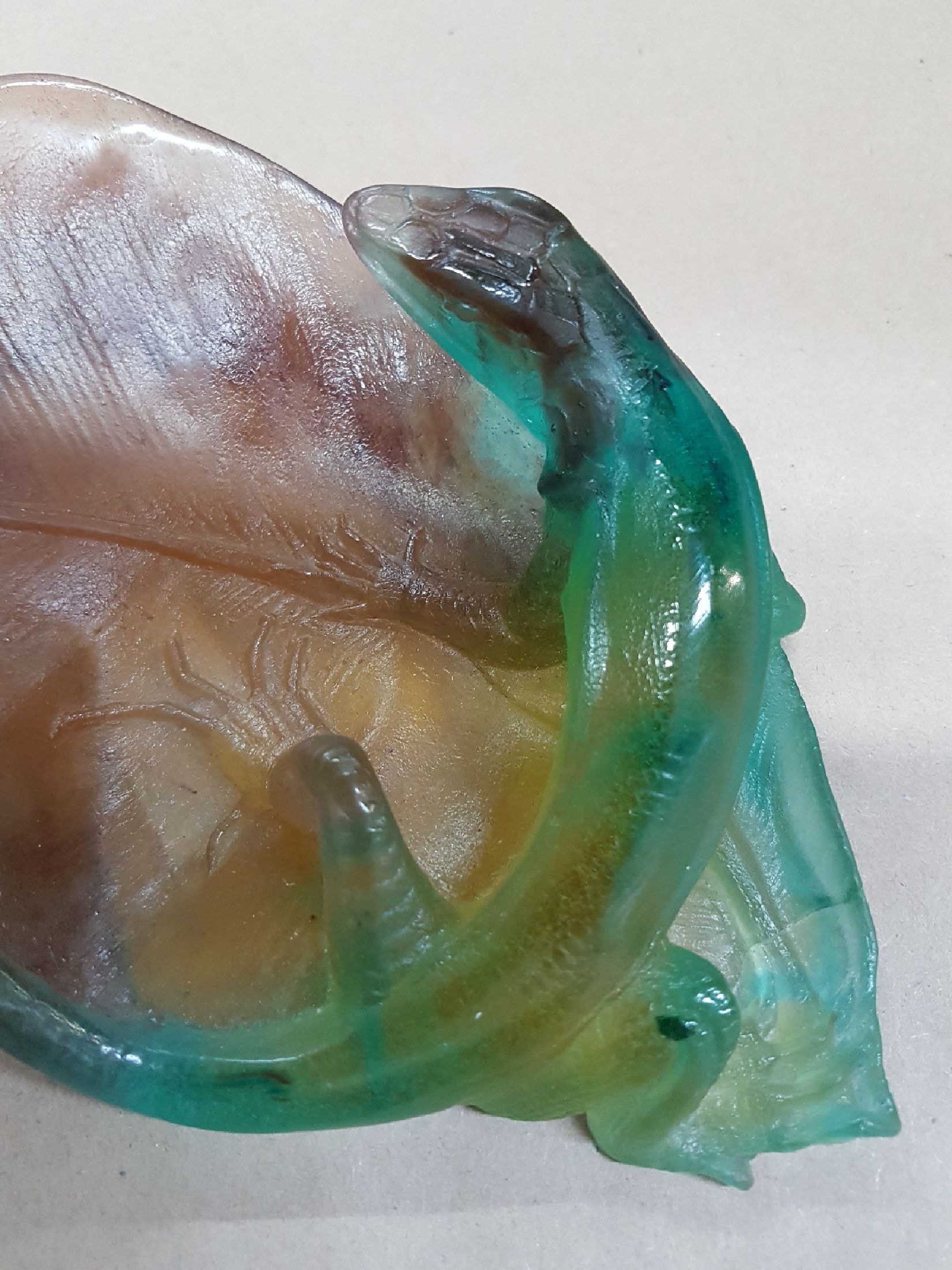 Detail c: Zierschale, Amalric Walter (1870 Sevres-1959, Lury-sur-Anon, pate-de-verre, Eidechse und Libelle auf Blatt, eine Ecke geklebt, ca. 6x20x12cm