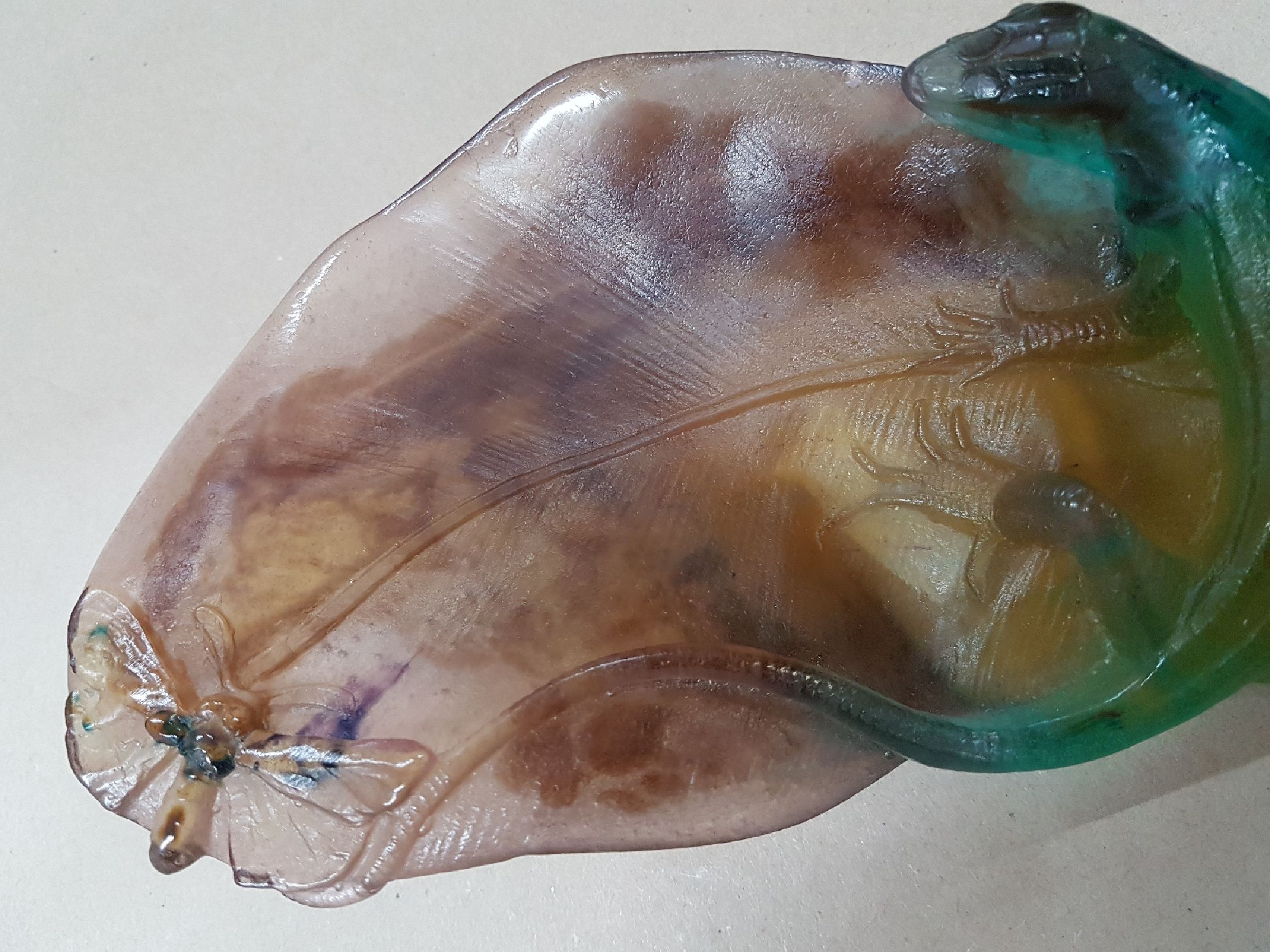 Detail d: Zierschale, Amalric Walter (1870 Sevres-1959, Lury-sur-Anon, pate-de-verre, Eidechse und Libelle auf Blatt, eine Ecke geklebt, ca. 6x20x12cm
