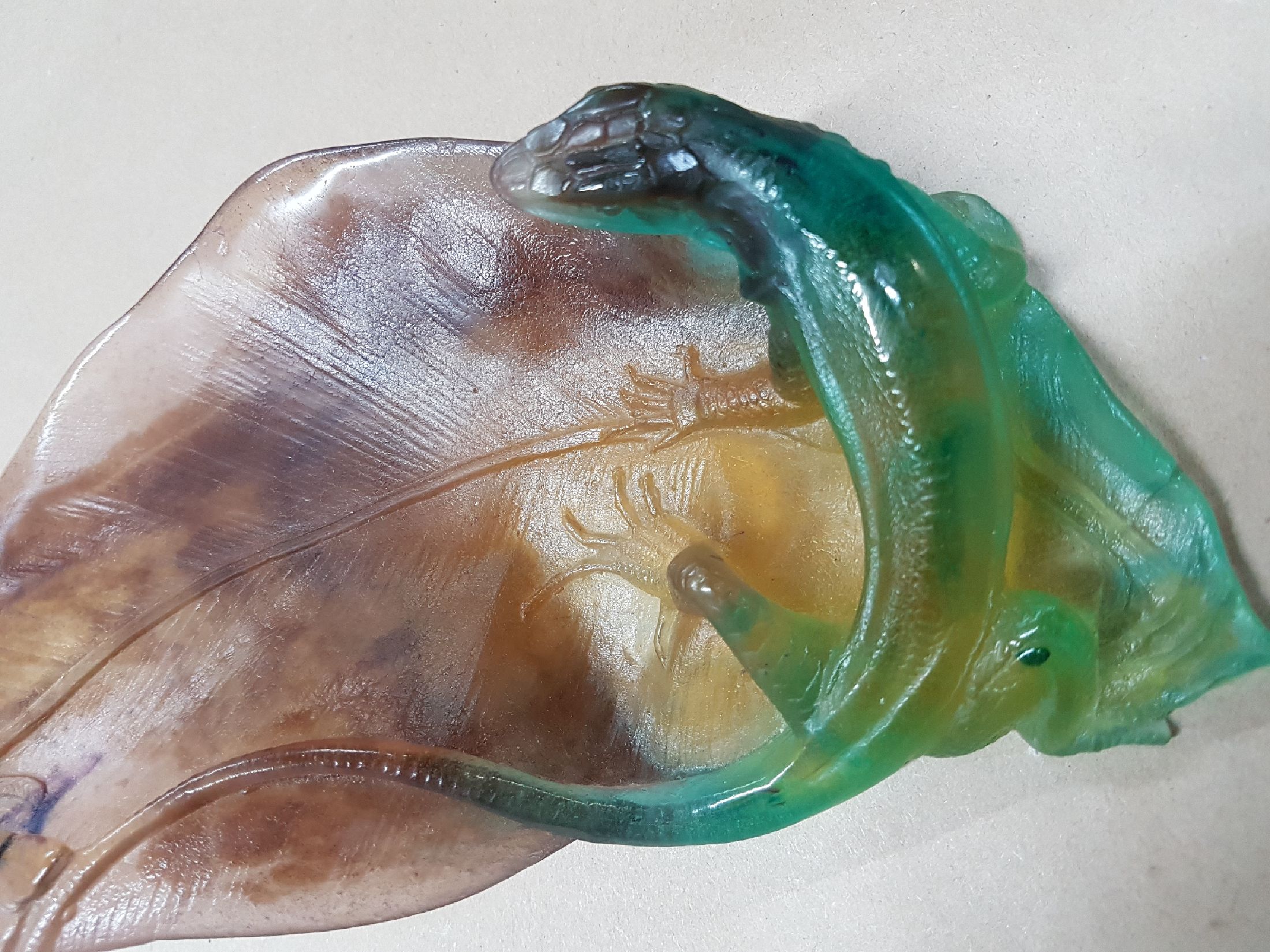 Detail e: Zierschale, Amalric Walter (1870 Sevres-1959, Lury-sur-Anon, pate-de-verre, Eidechse und Libelle auf Blatt, eine Ecke geklebt, ca. 6x20x12cm