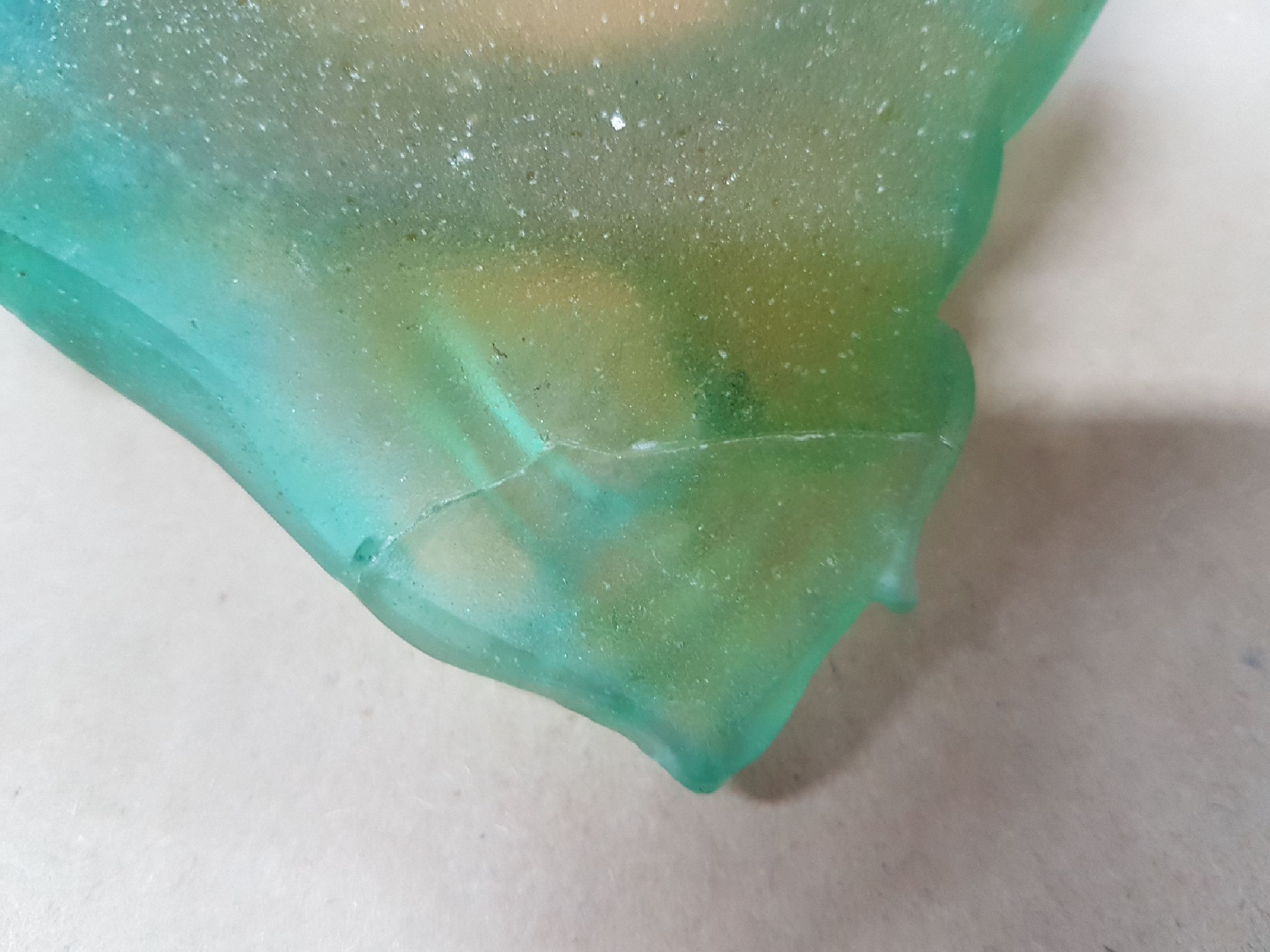 Detail g: Zierschale, Amalric Walter (1870 Sevres-1959, Lury-sur-Anon, pate-de-verre, Eidechse und Libelle auf Blatt, eine Ecke geklebt, ca. 6x20x12cm