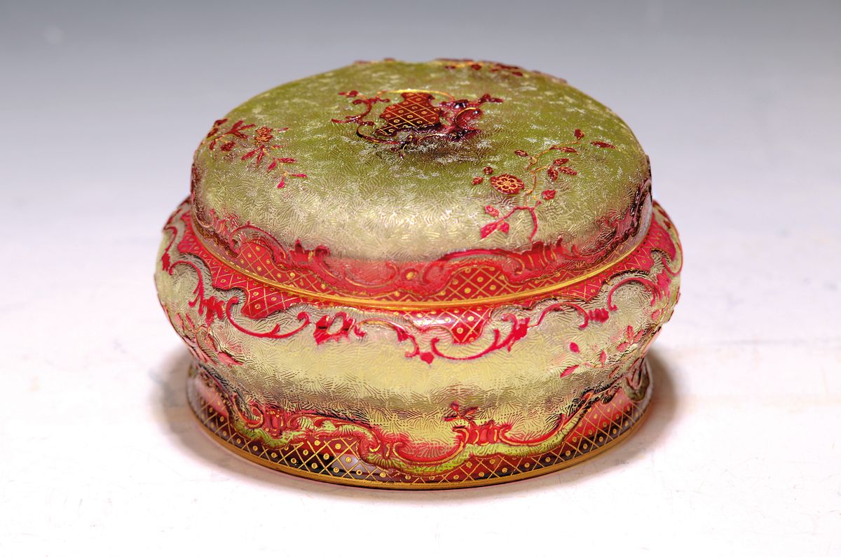 Deckeldose, Frankreich, um 1890-1900, gelbliches Glas, rot überfangen, geschnitten, geschliffen und geätzt, im Stil des frühen Emile Gallé, H. ...
