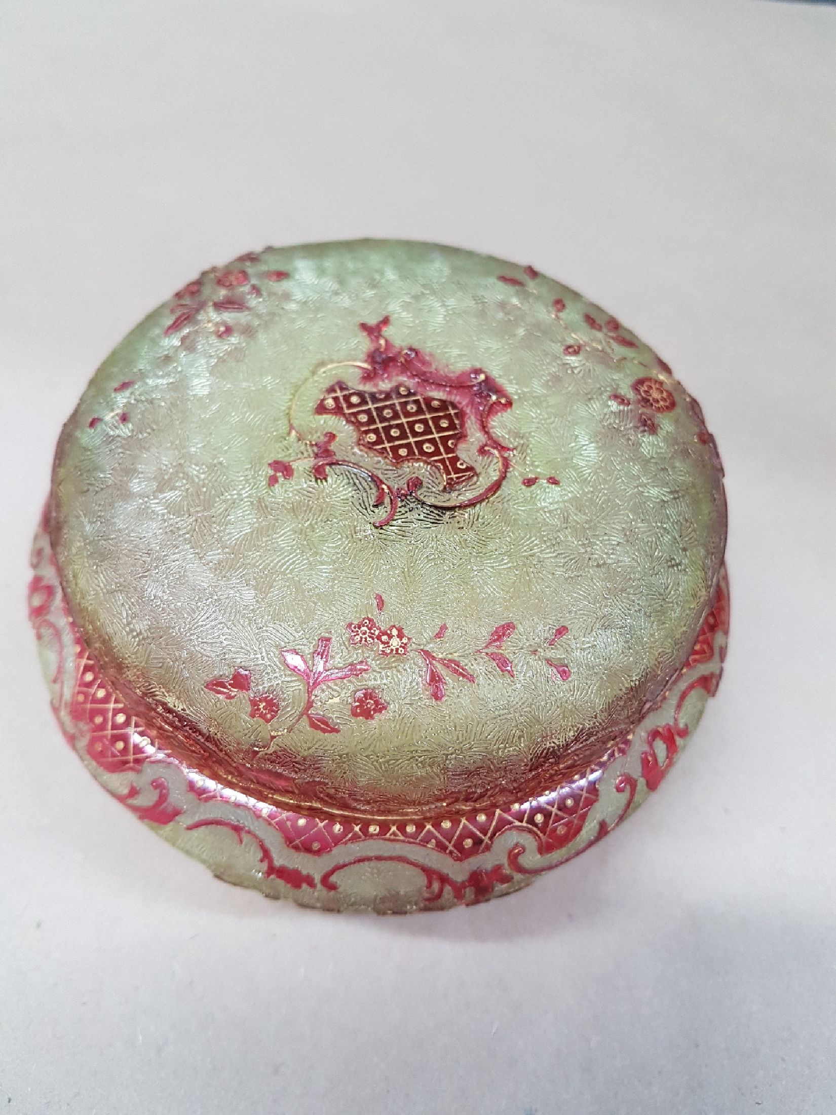 Detail a: Deckeldose, Frankreich, um 1890-1900, gelbliches Glas, rot überfangen, geschnitten, geschliffen und geätzt, im Stil des frühen Emile Gallé, H. ...