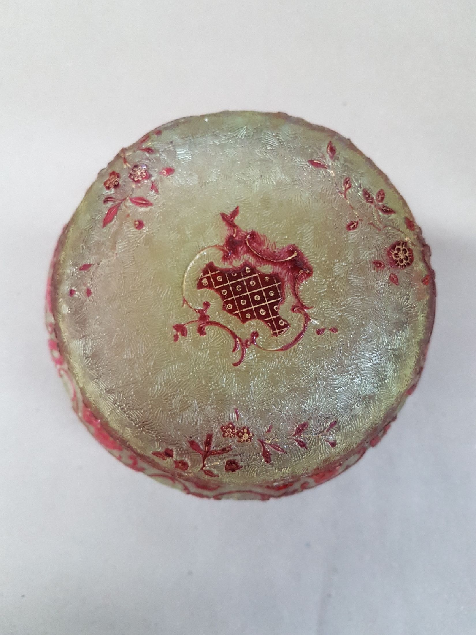 Detail b: Deckeldose, Frankreich, um 1890-1900, gelbliches Glas, rot überfangen, geschnitten, geschliffen und geätzt, im Stil des frühen Emile Gallé, H. ...