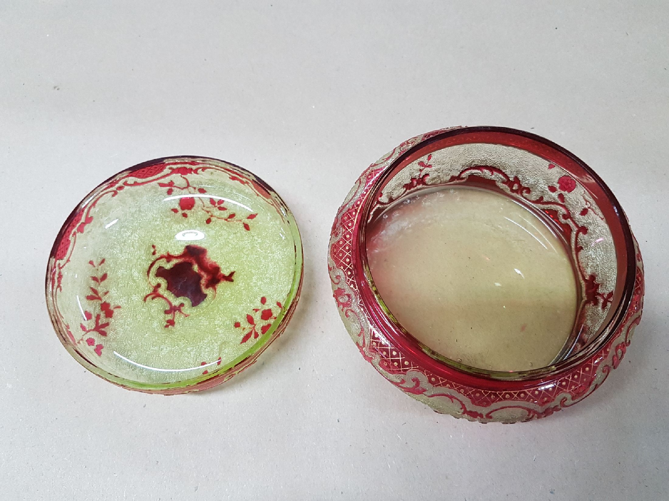 Detail c: Deckeldose, Frankreich, um 1890-1900, gelbliches Glas, rot überfangen, geschnitten, geschliffen und geätzt, im Stil des frühen Emile Gallé, H. ...