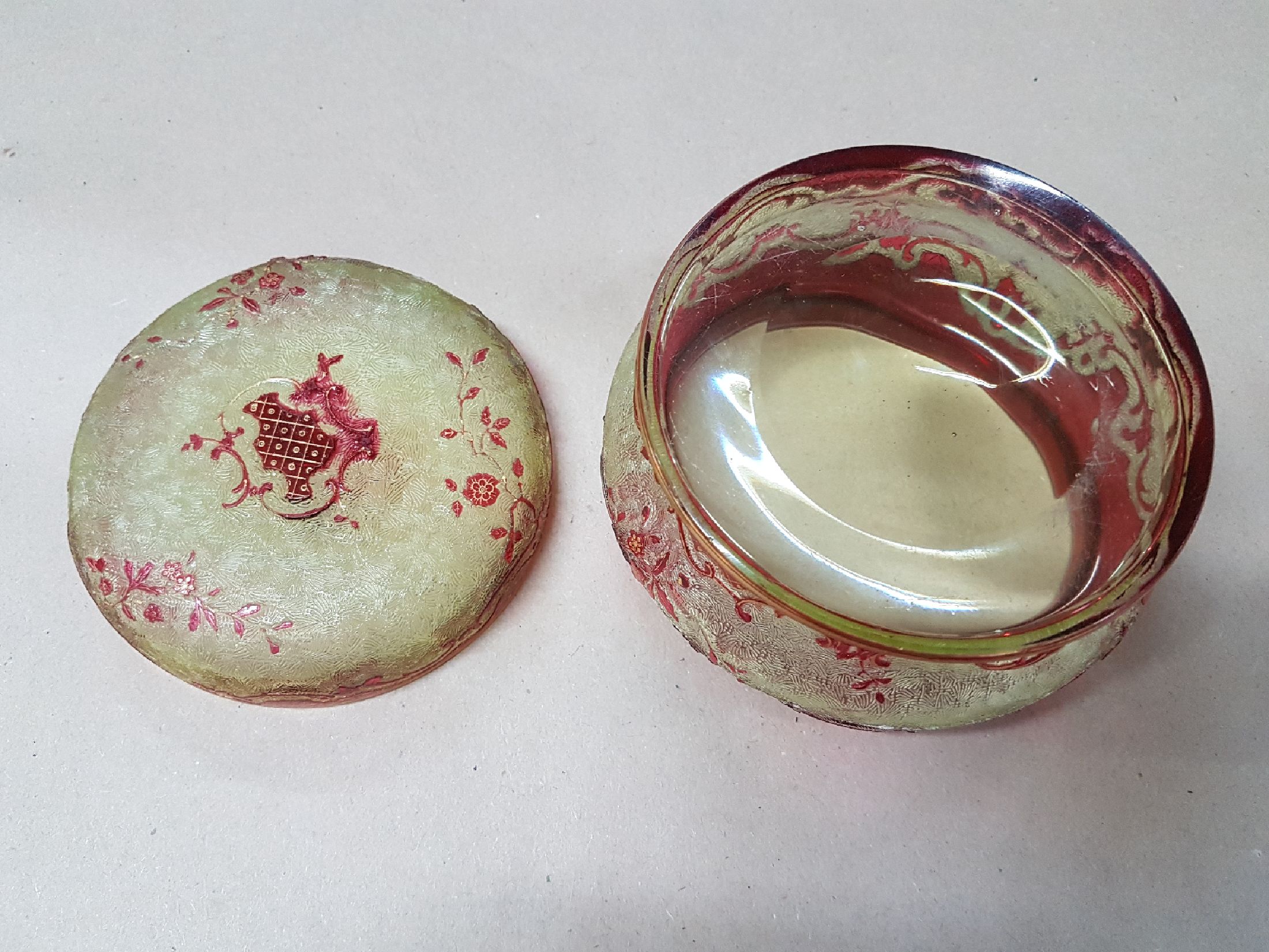 Detail d: Deckeldose, Frankreich, um 1890-1900, gelbliches Glas, rot überfangen, geschnitten, geschliffen und geätzt, im Stil des frühen Emile Gallé, H. ...