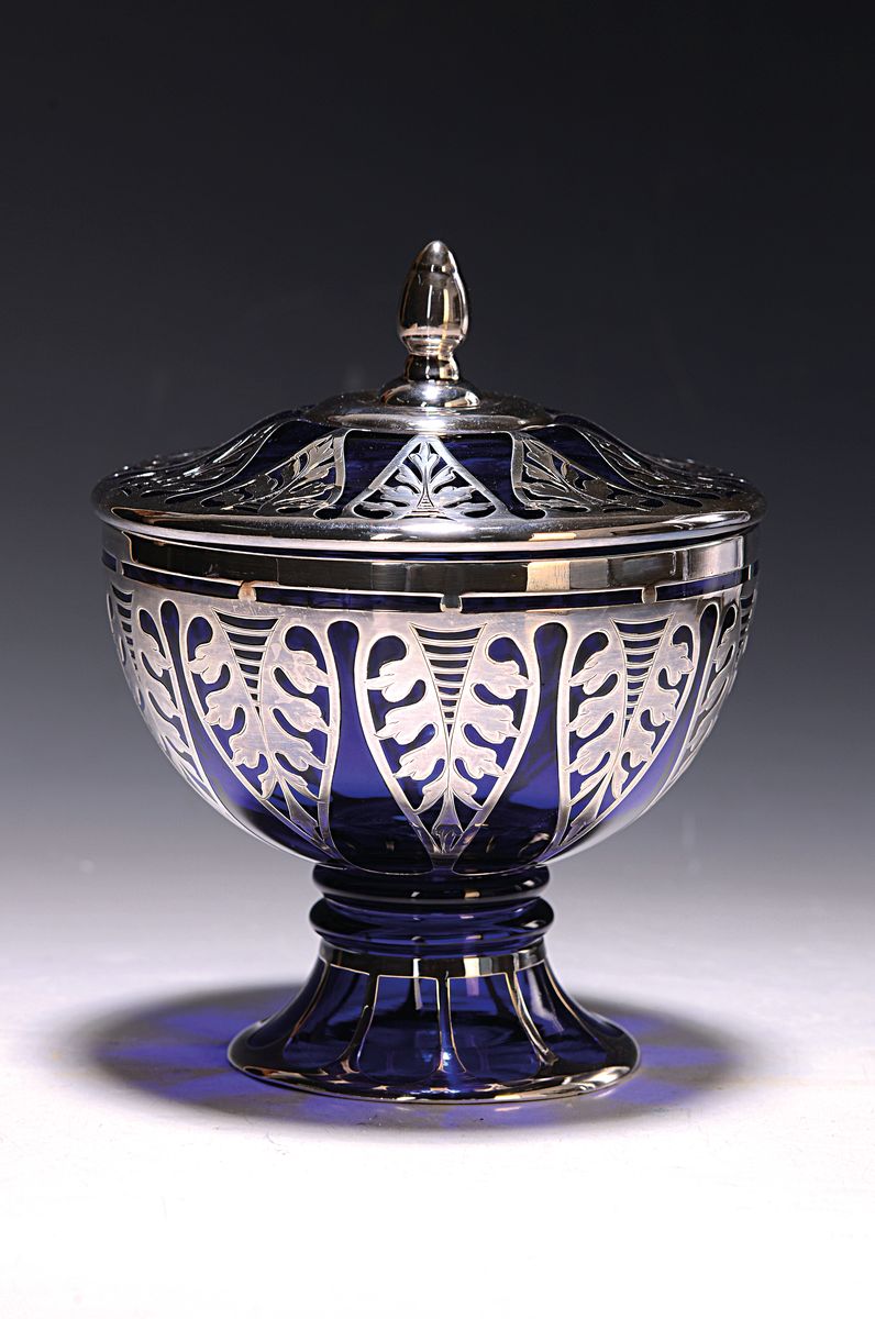 Deckelschale, Jean Beck München, 1920er Jahre, blaues Glas mit silver-overlay, signiert, H. ca. 17cm