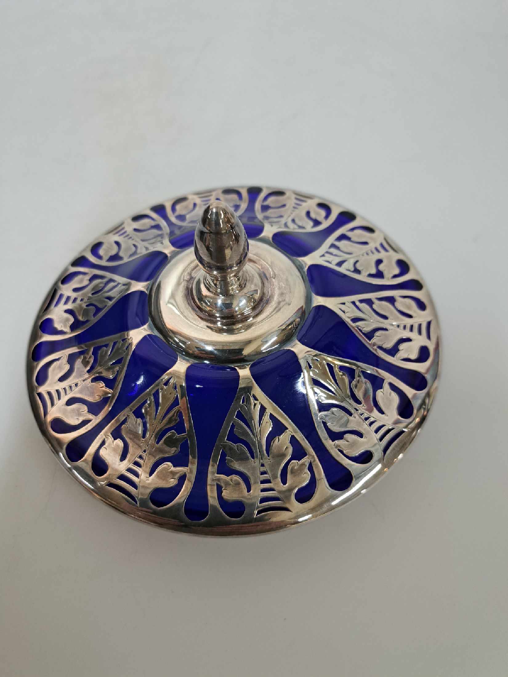 Detail a: Deckelschale, Jean Beck München, 1920er Jahre, blaues Glas mit silver-overlay, signiert, H. ca. 17cm