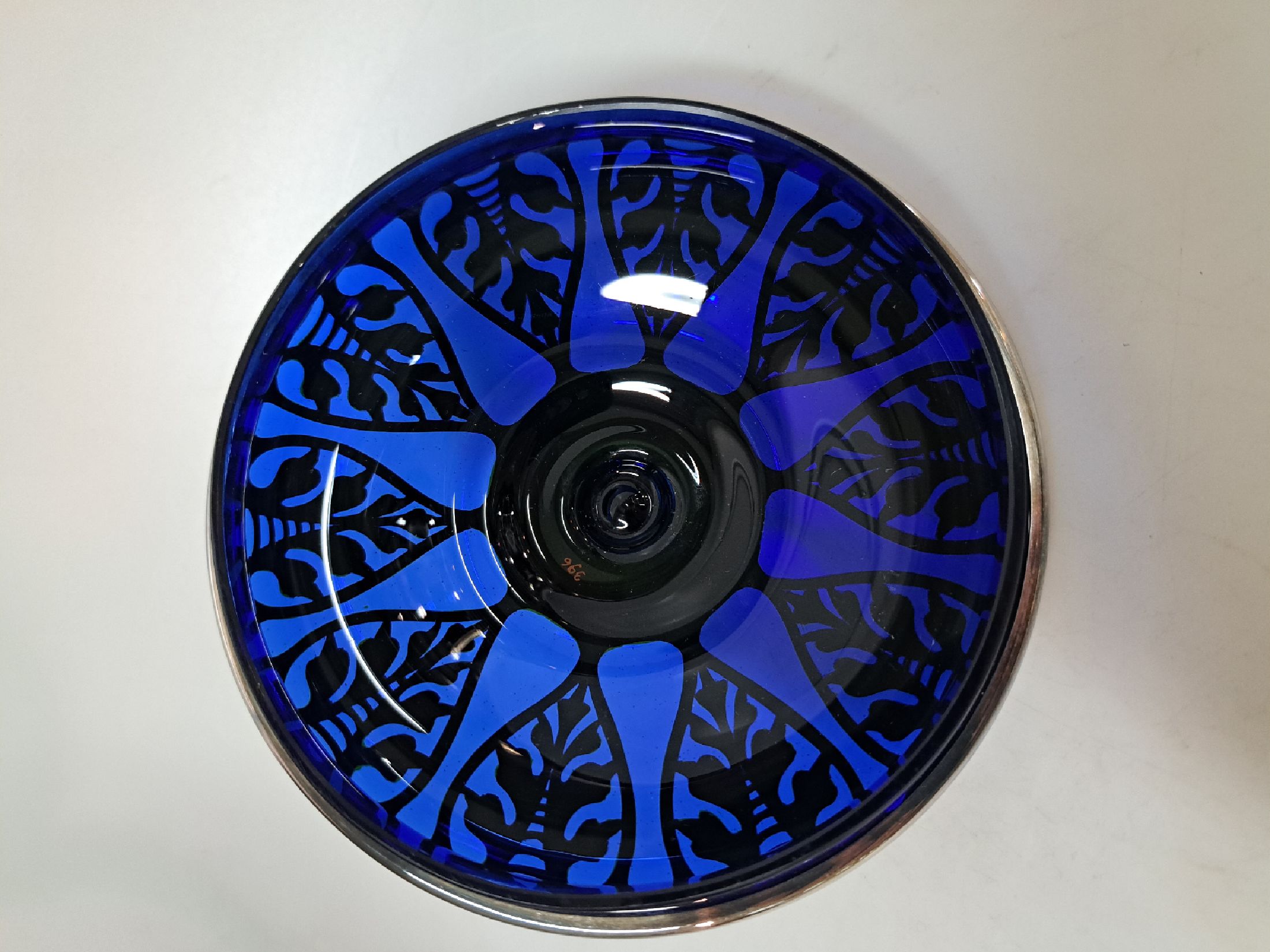Detail b: Deckelschale, Jean Beck München, 1920er Jahre, blaues Glas mit silver-overlay, signiert, H. ca. 17cm
