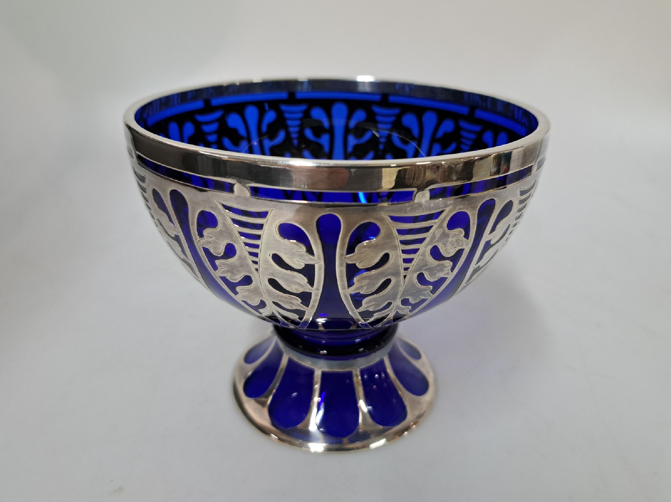 Detail c: Deckelschale, Jean Beck München, 1920er Jahre, blaues Glas mit silver-overlay, signiert, H. ca. 17cm