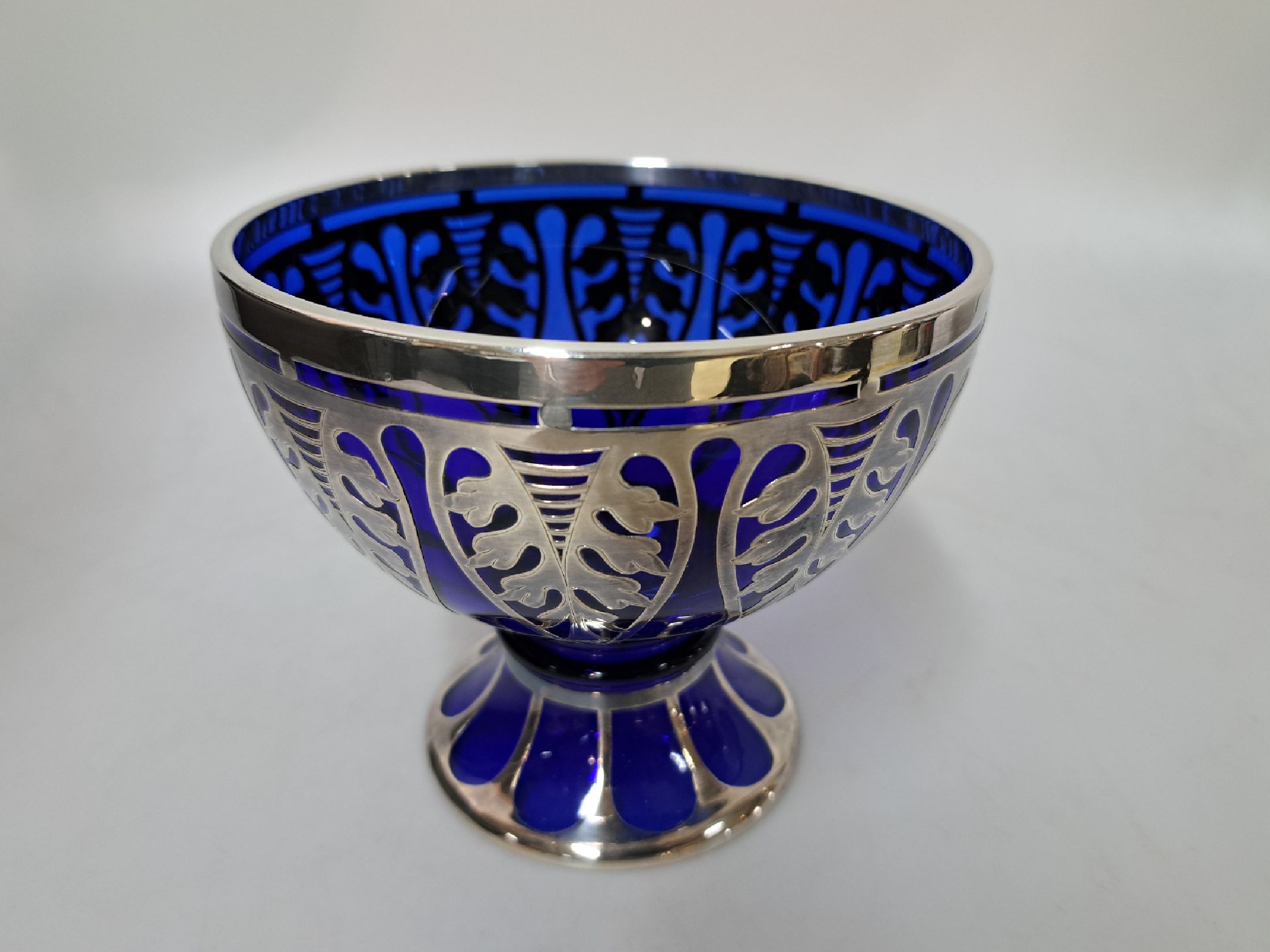 Detail d: Deckelschale, Jean Beck München, 1920er Jahre, blaues Glas mit silver-overlay, signiert, H. ca. 17cm